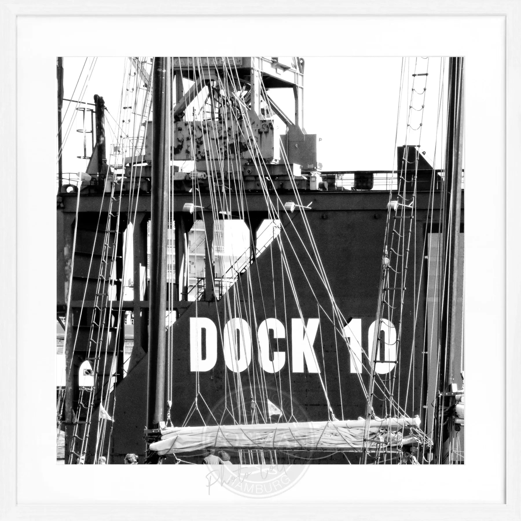 Schwarz-weiß Hamburg Hafen Poster mit Rahmen, Dock 10 Motiv, 55x55cm, von Cosman-Photocollection, quadratisches Wandbild