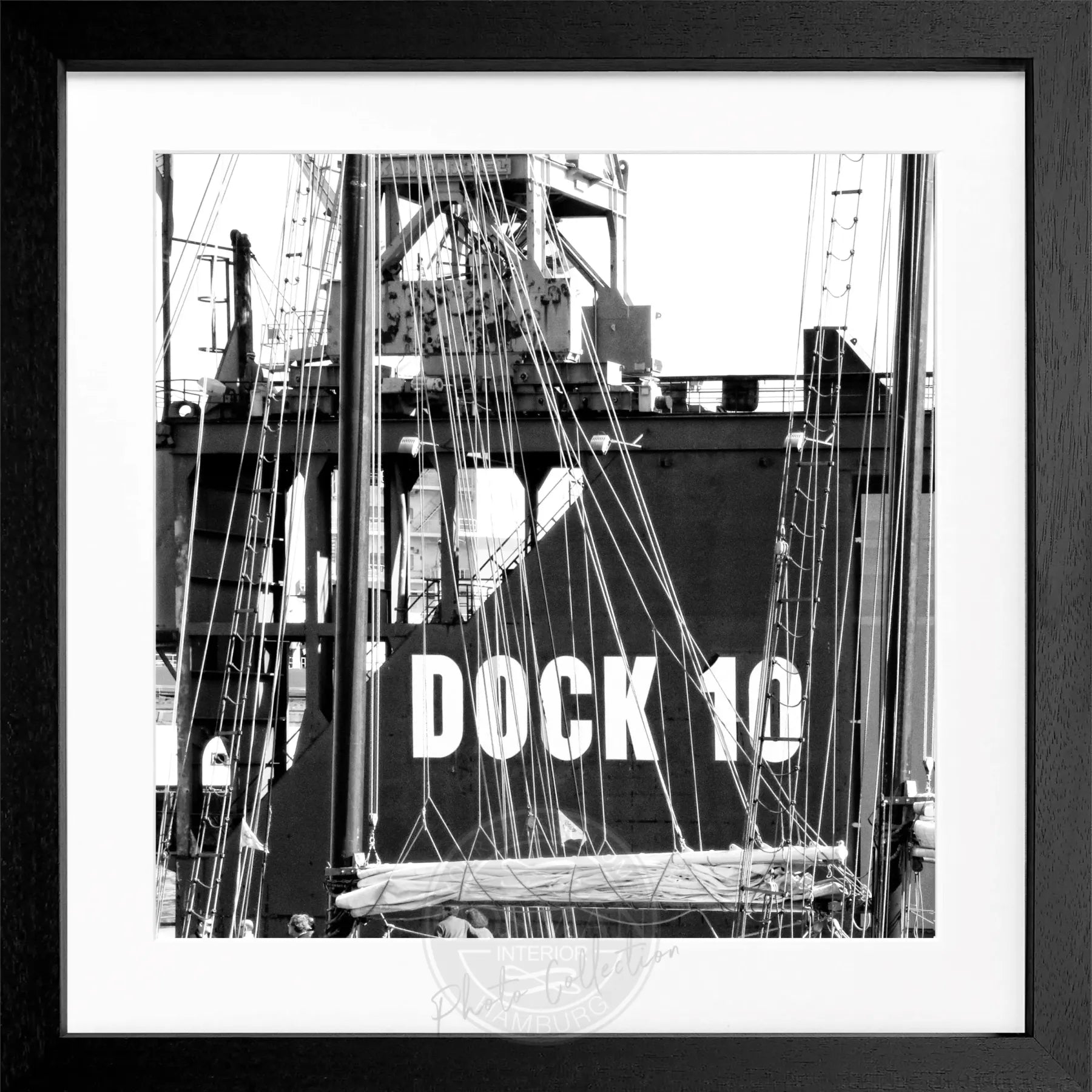 Schwarz-weiß Hamburg Hafen Poster mit Rahmen, Dock 10 Motiv, 55x55 cm, von Cosman-Photocollection.