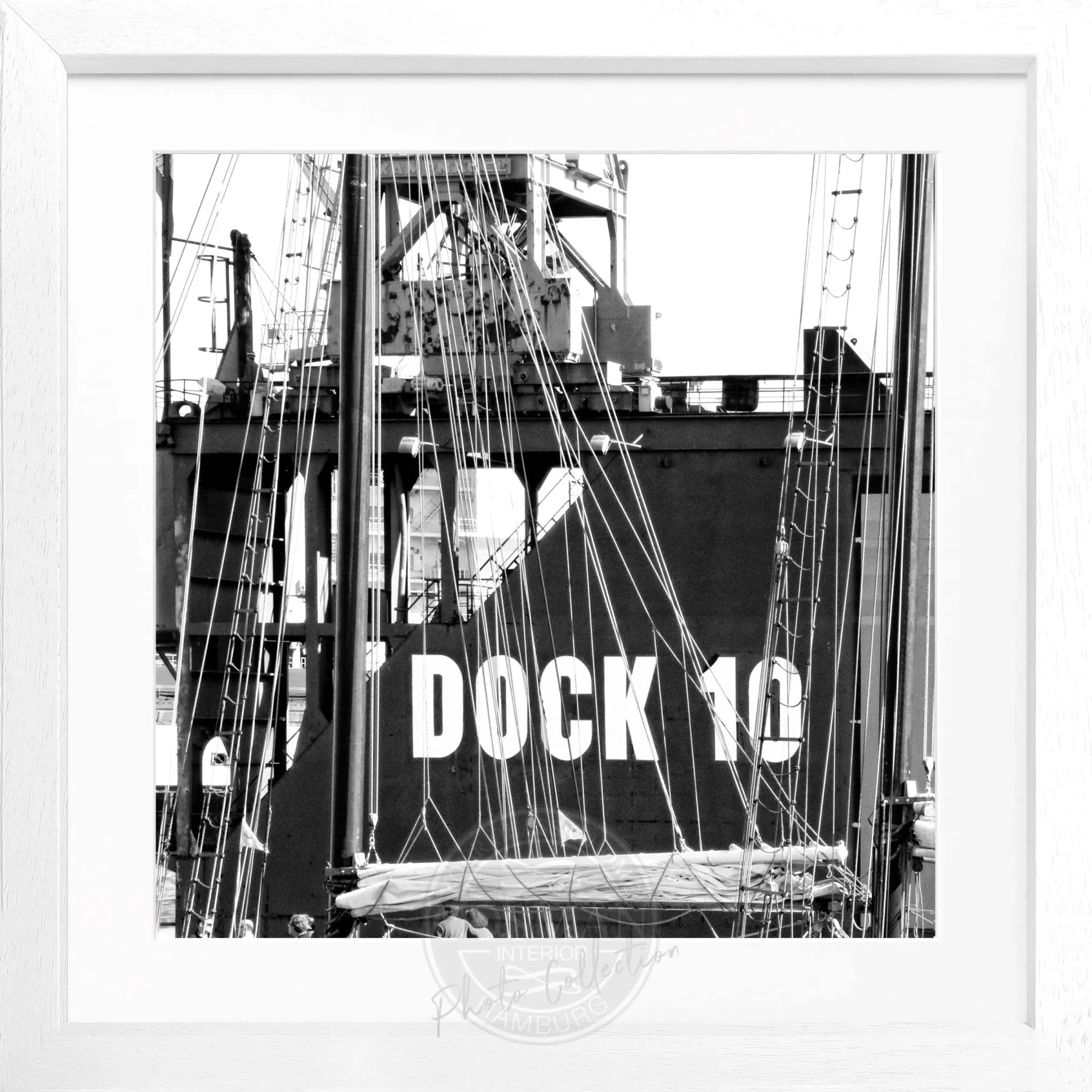 Schwarz-weiß Poster mit Rahmen von Hamburg Hafen 'Dock 10' HH11, quadratisch 55x55cm, von Cosman-Photocollection