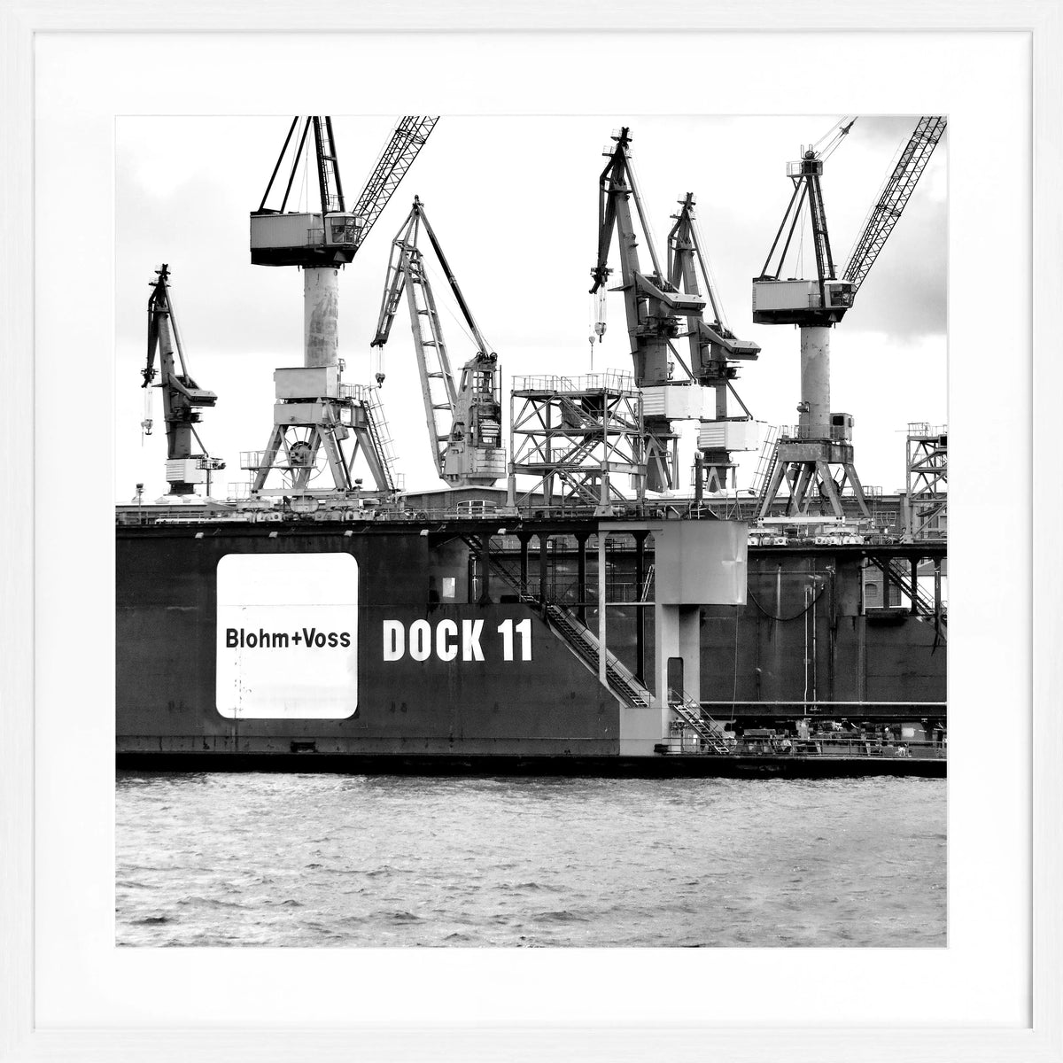 Schwarz-weiß Poster mit Rahmen, Hamburg Hafen Dock 11, von Cosman-Photocollection, quadratisch 55x55cm, maritime Stadtansicht