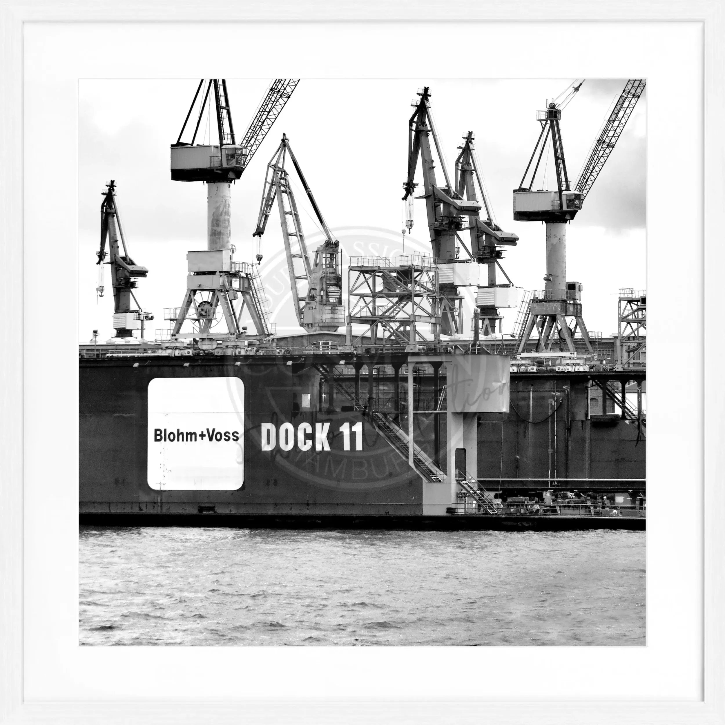 Schwarz-weiß Poster mit Rahmen, Hamburg Hafen Dock 11, von Cosman-Photocollection, quadratisch 55x55cm, maritime Stadtansicht