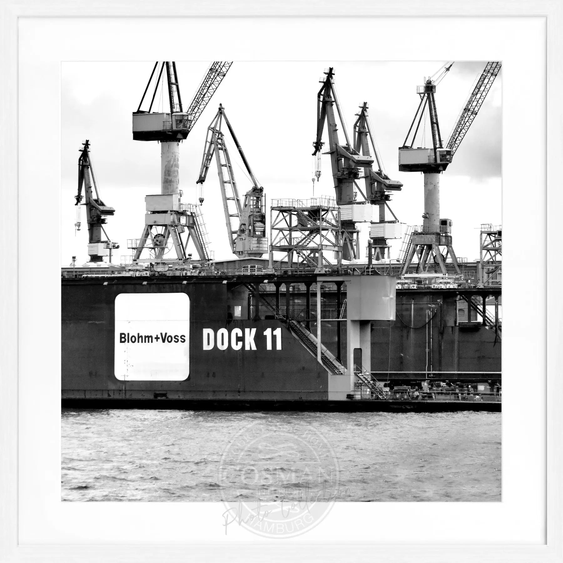 Schwarz-weiß Poster mit Rahmen, Hamburg Hafen Dock 11, von Cosman-Photocollection, quadratisch 55x55cm, maritime Stadtansicht