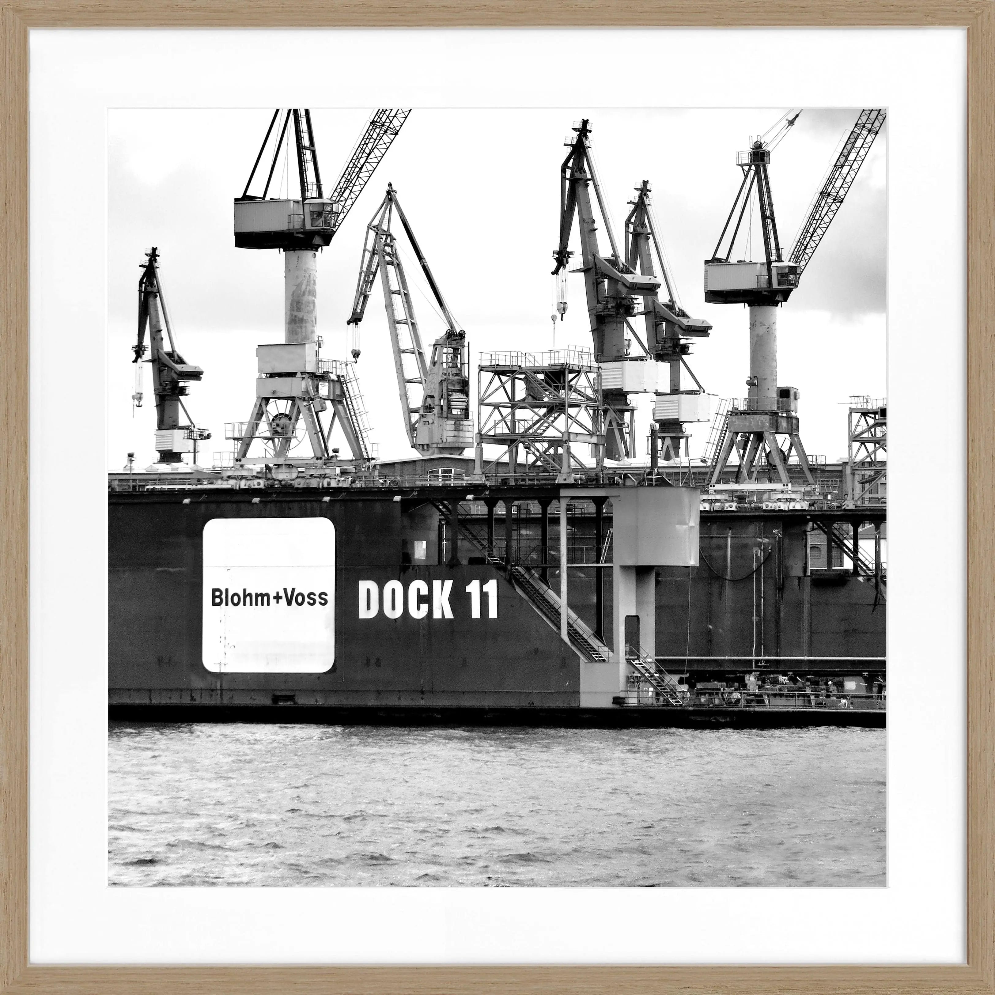 Schwarz-weiß Poster vom Hamburg Hafen 'Dock 11' im Rahmen, von Cosman-Photocollection, quadratisch 55x55 cm.