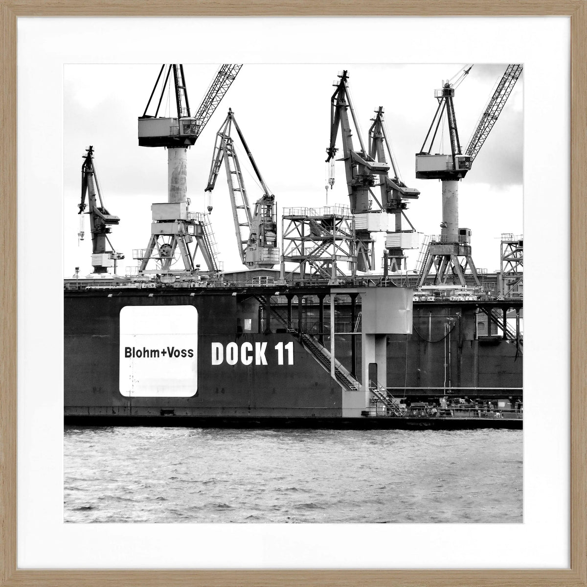 Schwarz-weiß Poster mit Rahmen von Hamburg Hafen ’Dock 11’ HH09 von Cosman-Photocollection, quadratisch 55x55cm