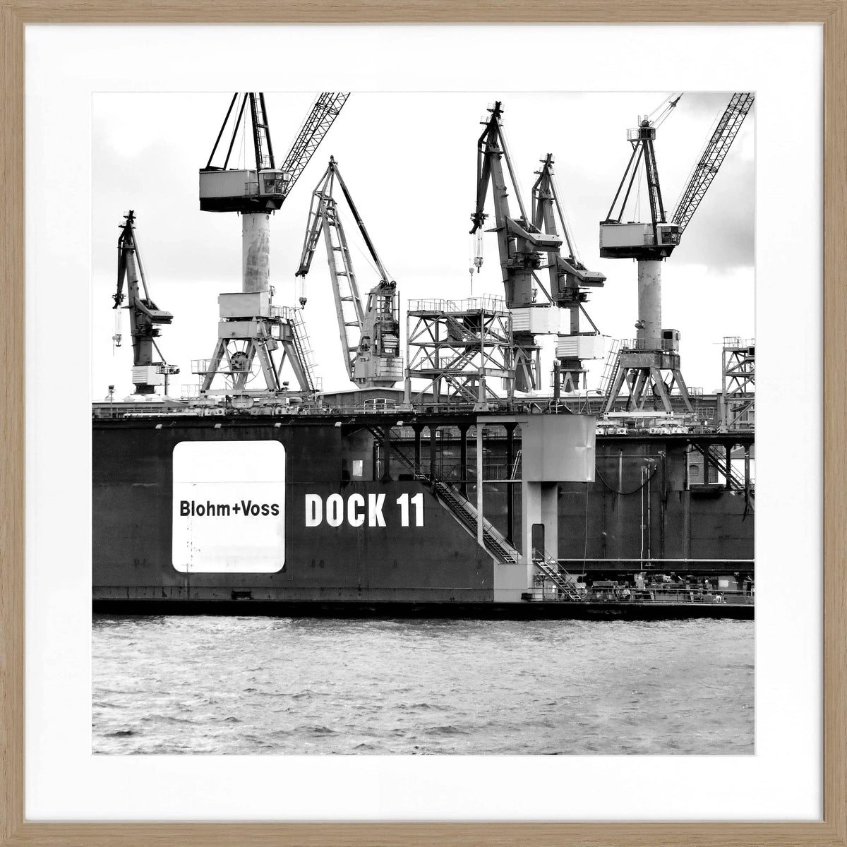Schwarz-weiß Poster mit Rahmen von Hamburg Hafen ’Dock 11’ HH09 von Cosman-Photocollection, quadratisch 55x55cm