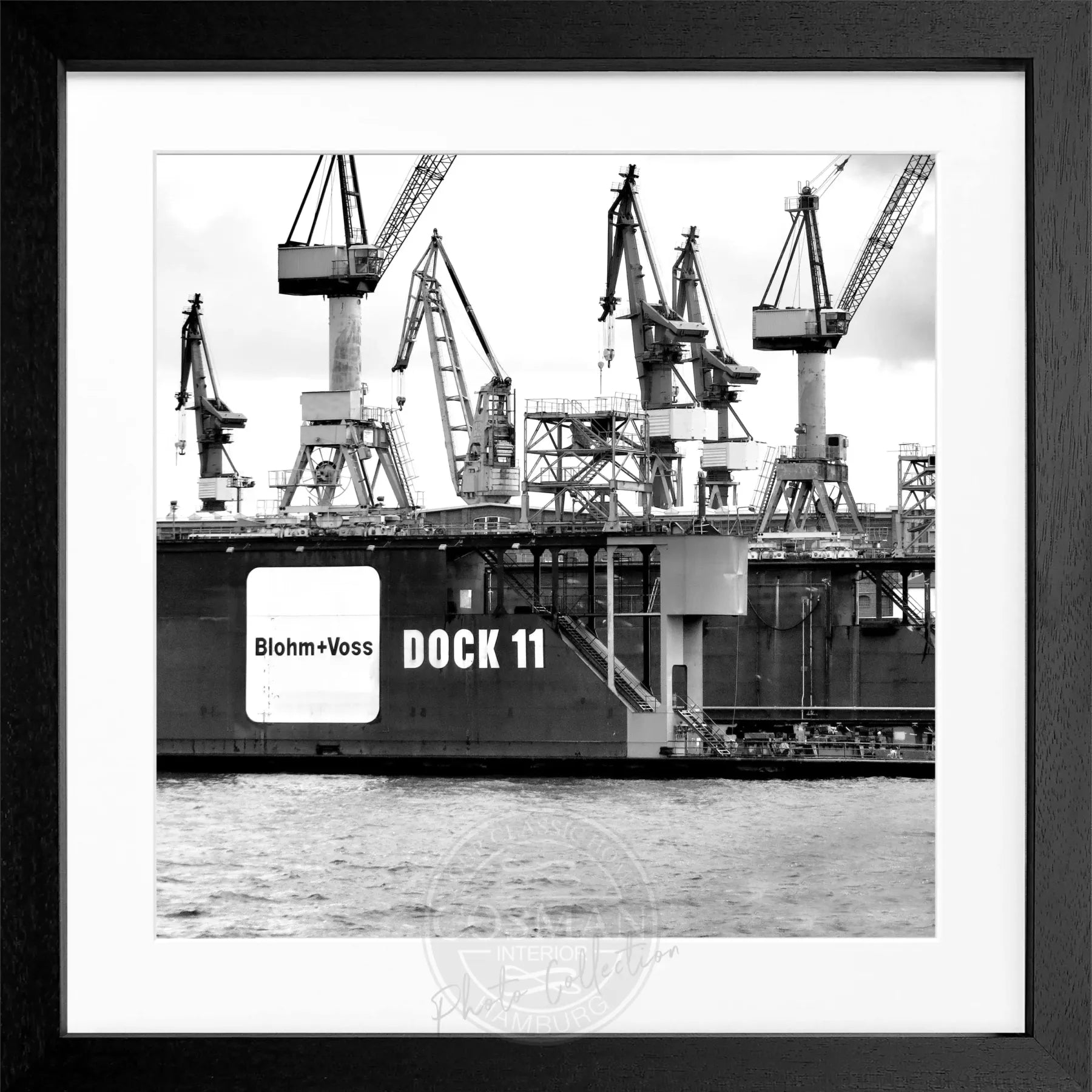 Schwarz-weißes Hamburg Hafen Poster mit Rahmen, quadratisch 55x55cm, von Cosman-Photocollection, Dock 11, HH09