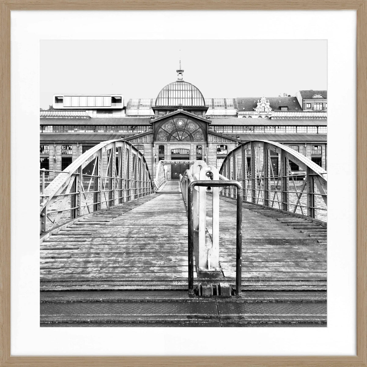 Schwarz-weiß Poster mit Rahmen, Hamburg Hafen Fischauktionshalle, quadratisch 55x55cm, von Cosman-Photocollection.