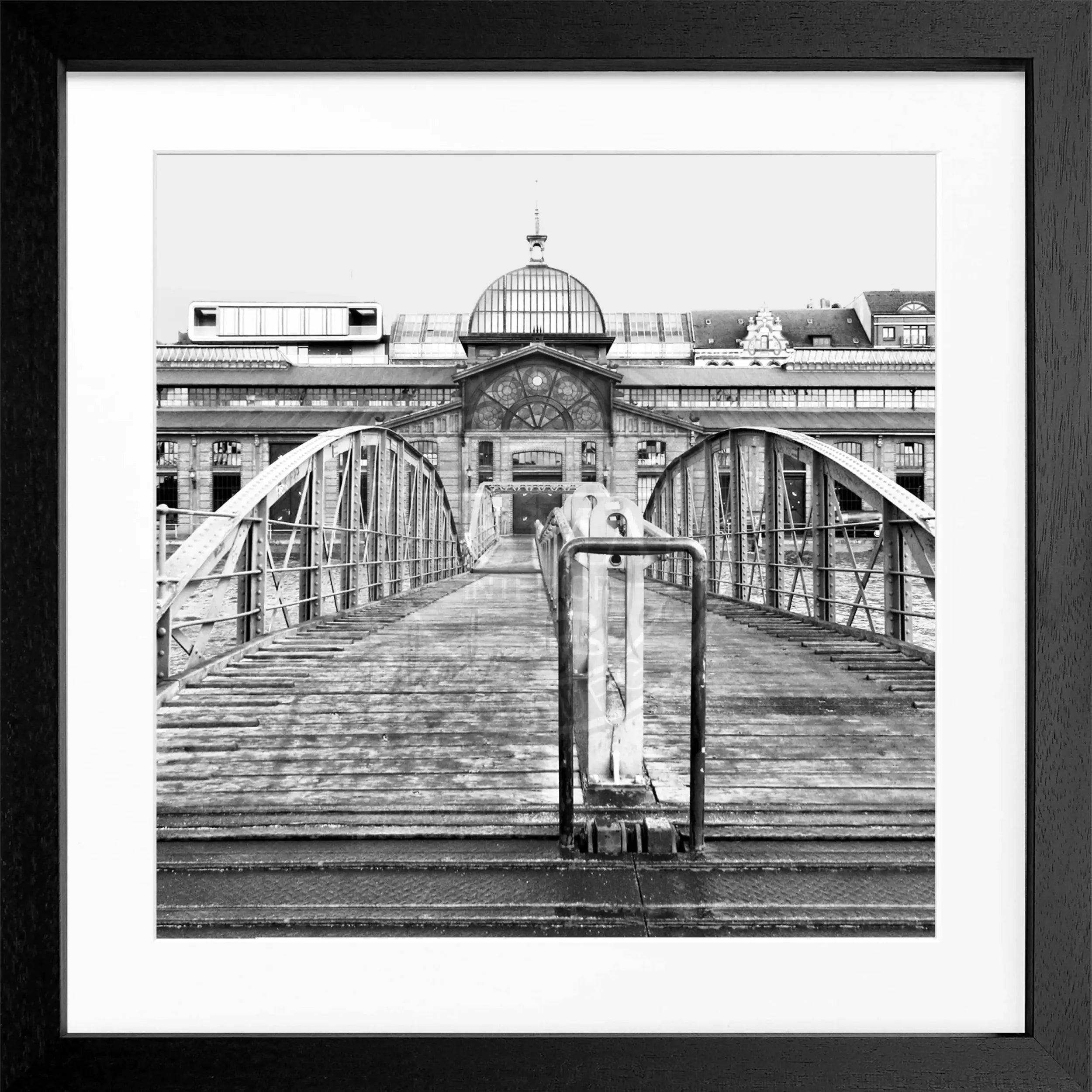 Schwarz-weiß Poster mit Rahmen von Hamburg Hafen, Fischauktionshalle, im quadratischen Format 55x55 cm, von Cosman-Photocollection.