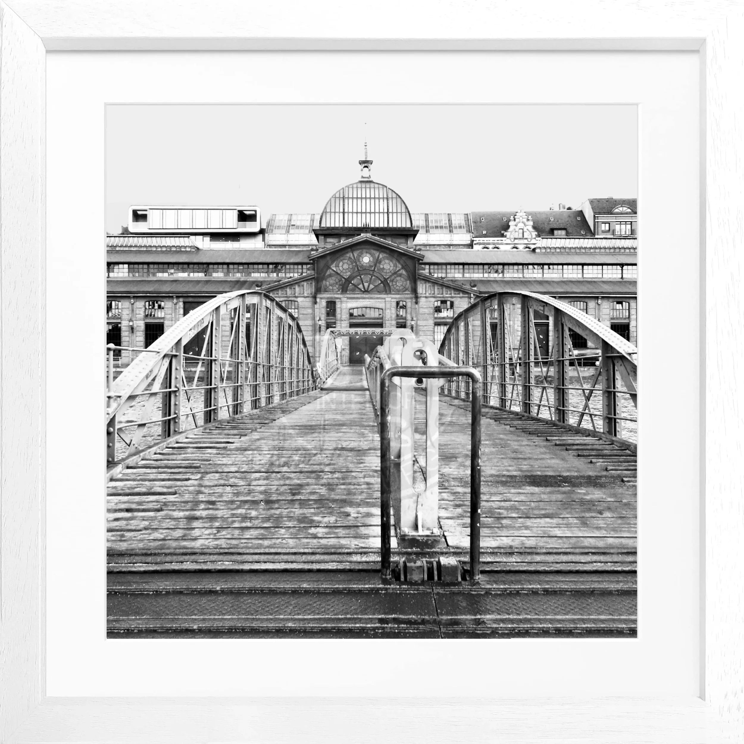 Schwarz-weiß Poster von der Fischauktionshalle Hamburg im Rahmen, Teil der Cosman-Photocollection, 55x55 cm.