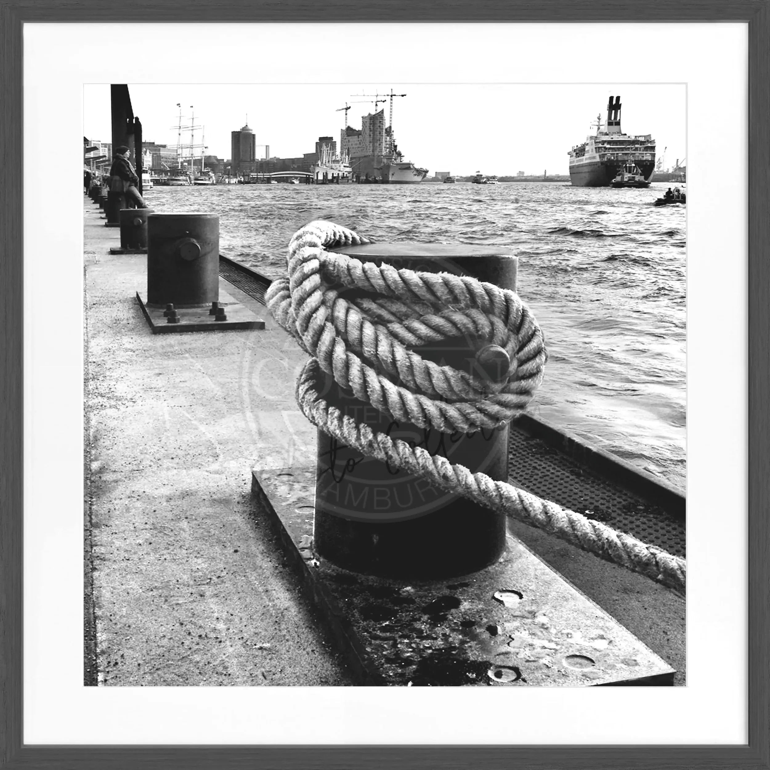 Schwarzweiß-Poster mit Rahmen, Hamburg Hafen Poller HH07, 55x55cm, von Cosman-Photocollection, maritime Stadtansicht