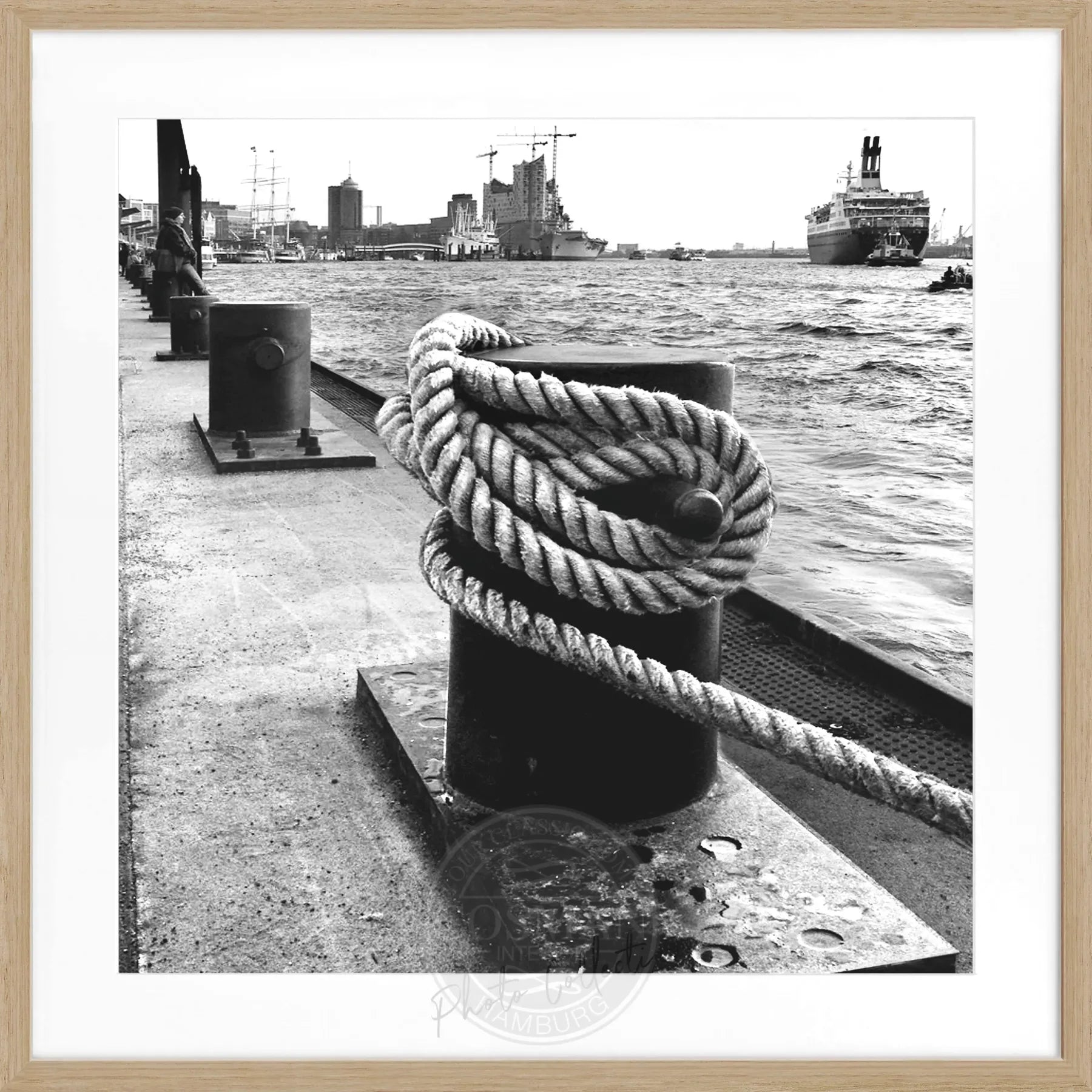 Schwarzweiß-Poster mit Rahmen, Hamburg Hafen Poller, Cosman-Photocollection, quadratisches 55x55cm Wandbild