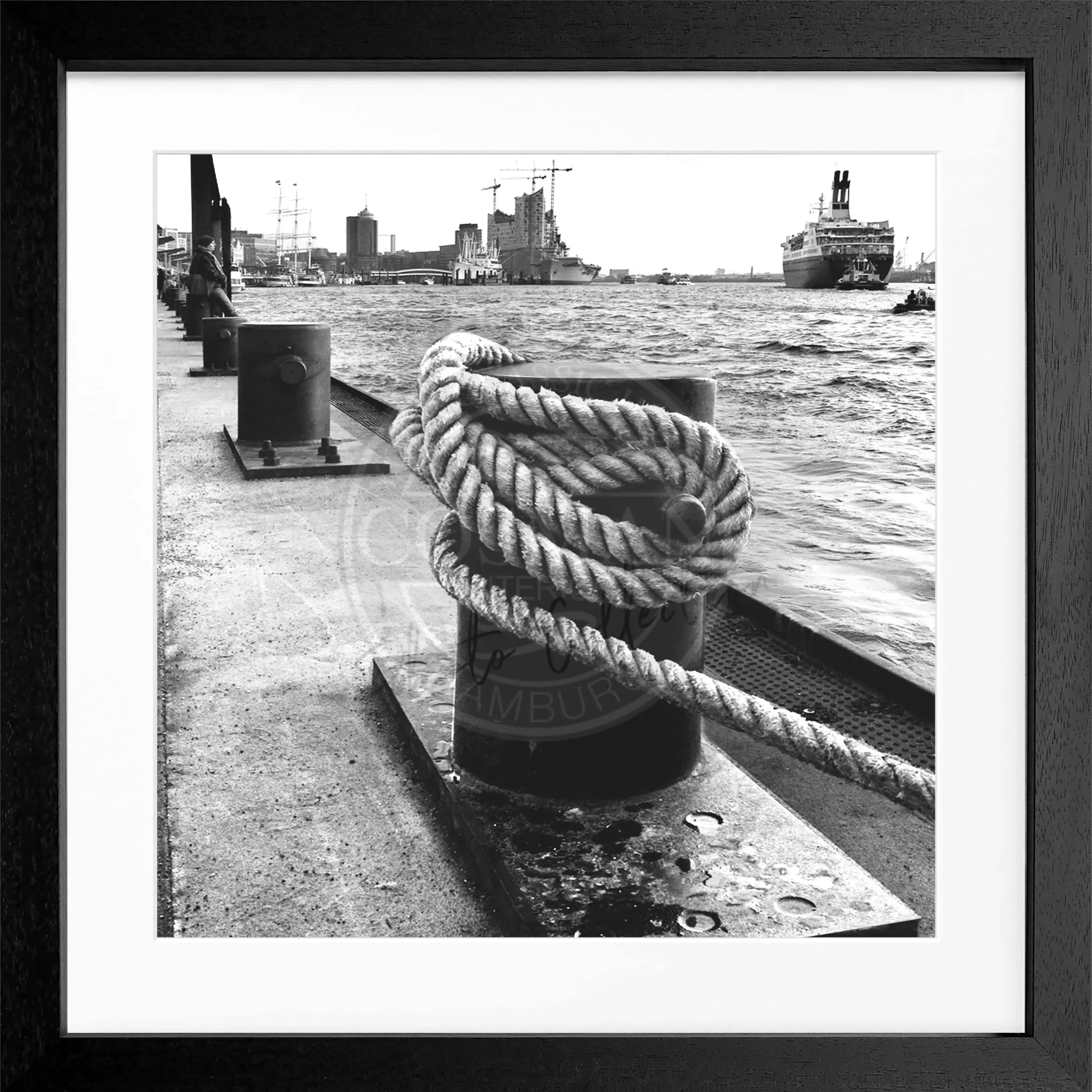 Schwarzweiß-Poster mit Rahmen von Hamburg Hafen, zeigt Poller im Hafenbereich, von Cosman-Photocollection, 55x55 cm groß.
