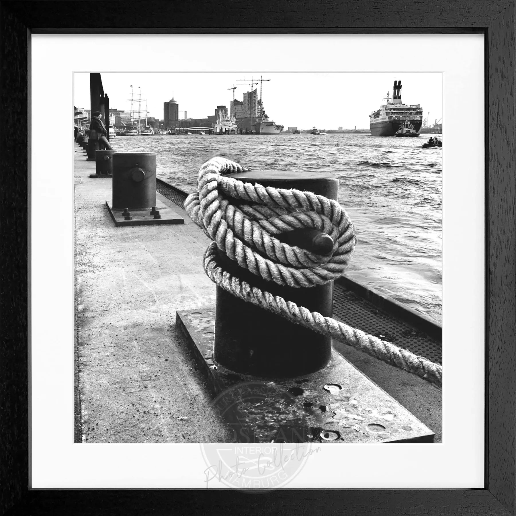 Schwarzweiß-Poster mit Rahmen von Hamburg Hafen, zeigt Poller im Hafenbereich, von Cosman-Photocollection, 55x55 cm groß.