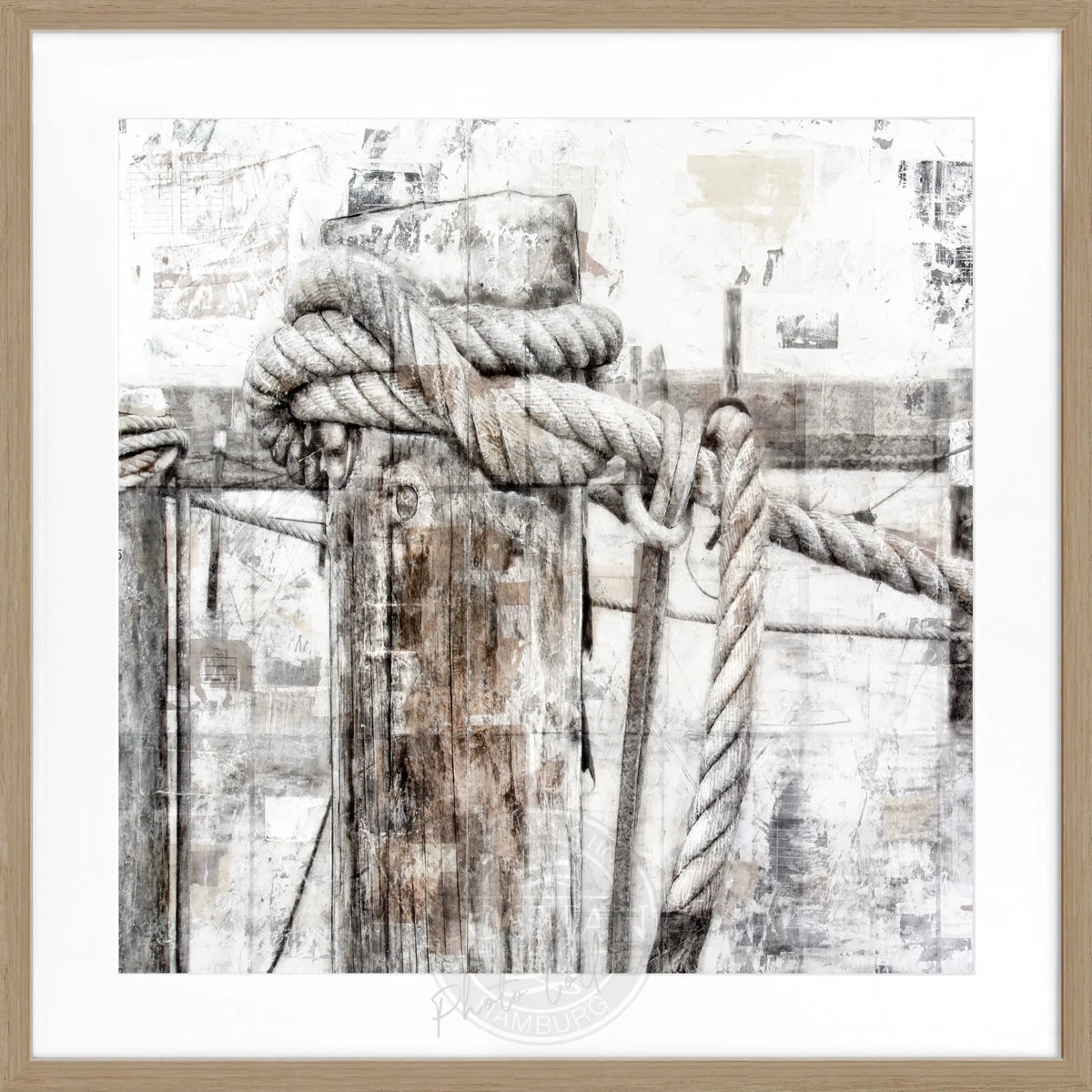 Schwarz-weißes Poster mit Rahmen 'Poller' Sylt von Cosman-Photocollection, quadratisch 55x55cm, blickt auf den Strand.