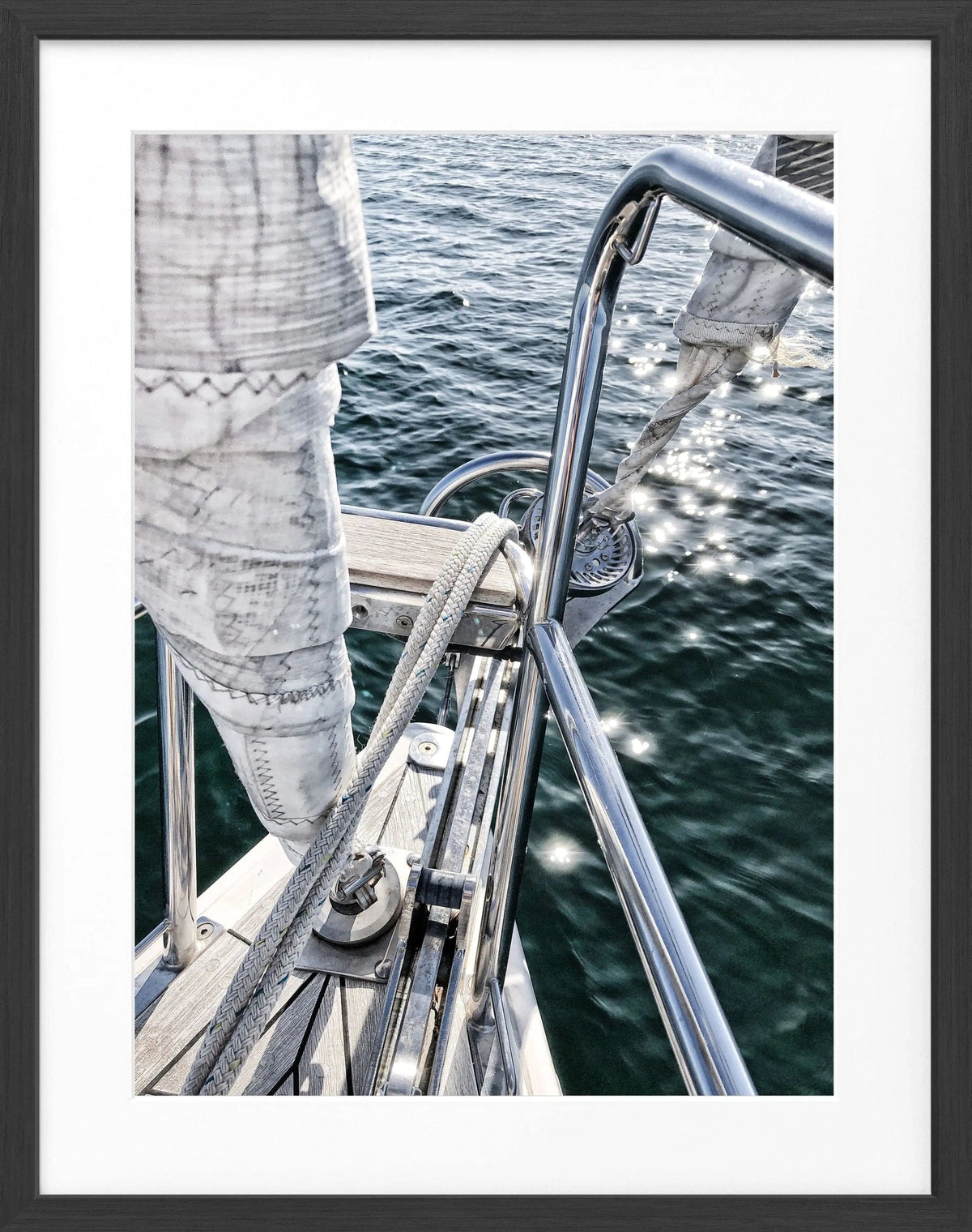 Schwarzweiß Poster von einem Segelboot SAIL03 von Cosman-Photocollection in Rahmen, ideal für stilvolle Wanddekoration.