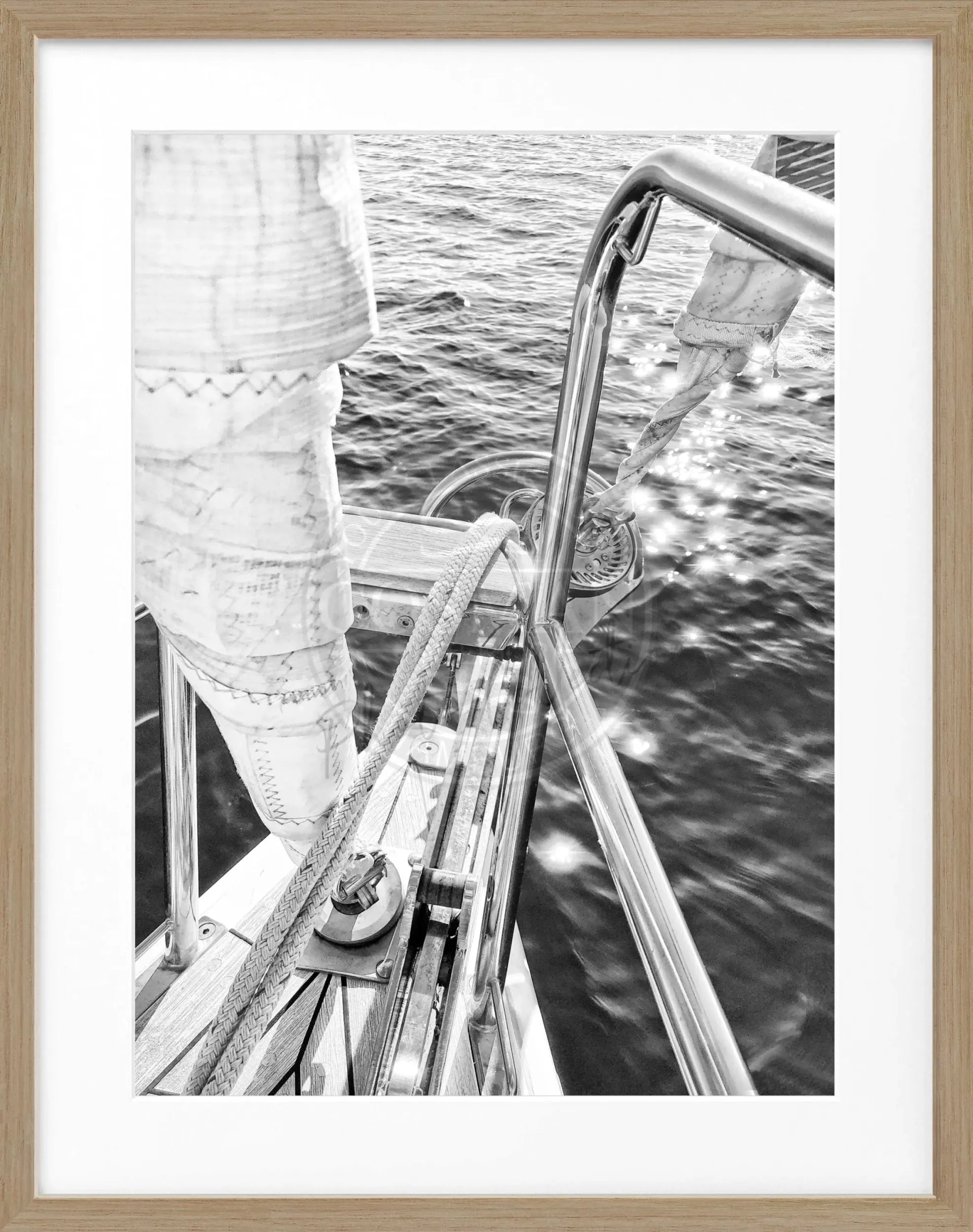 Schwarzweiß-Poster von einem Segelboot SAIL03 in Rahmen, stilvolle Wanddekoration von Cosman-Photocollection, 25x31 cm