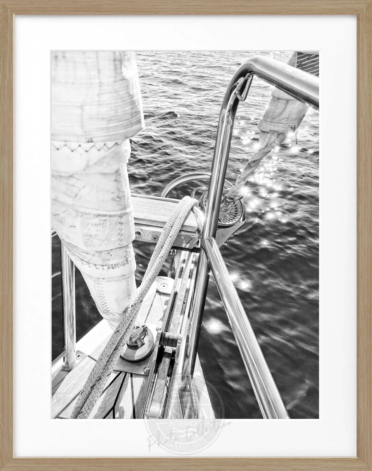 Schwarzweiß-Poster von einem Segelboot SAIL03 in Rahmen, stilvolle Wanddekoration von Cosman-Photocollection, 25x31 cm