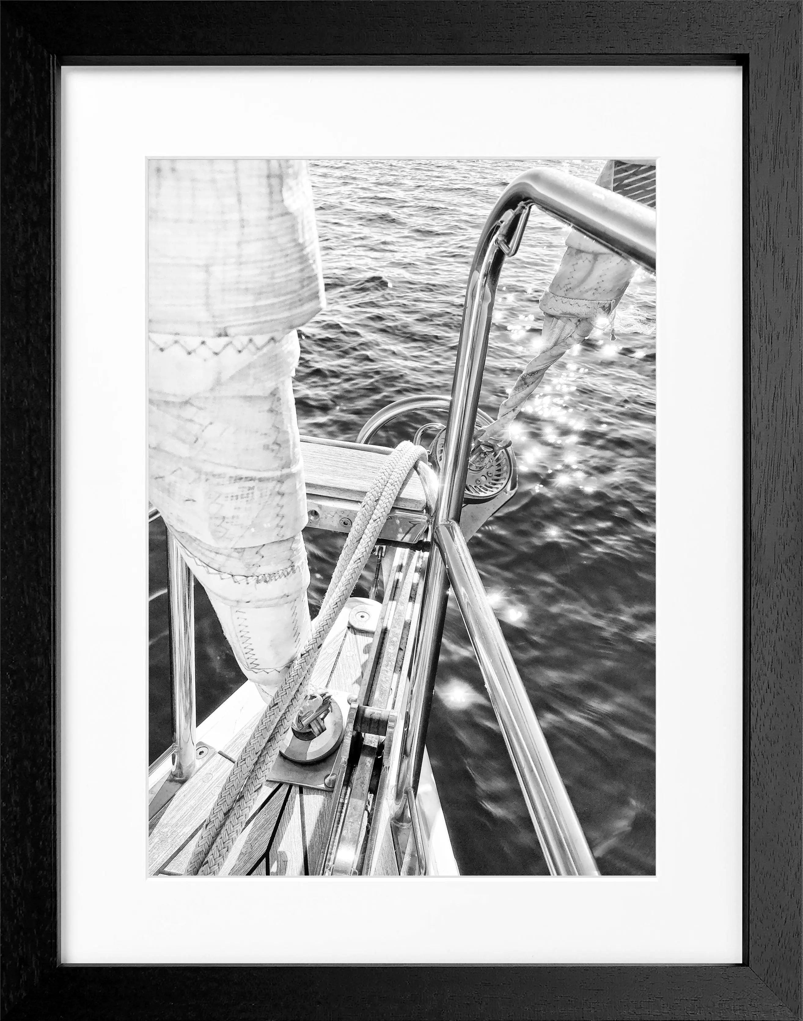 Schwarz-weiß Poster eines Segelboots SAIL03 von Cosman-Photocollection mit Rahmen, perfekte Wanddekoration in stilvollem Design