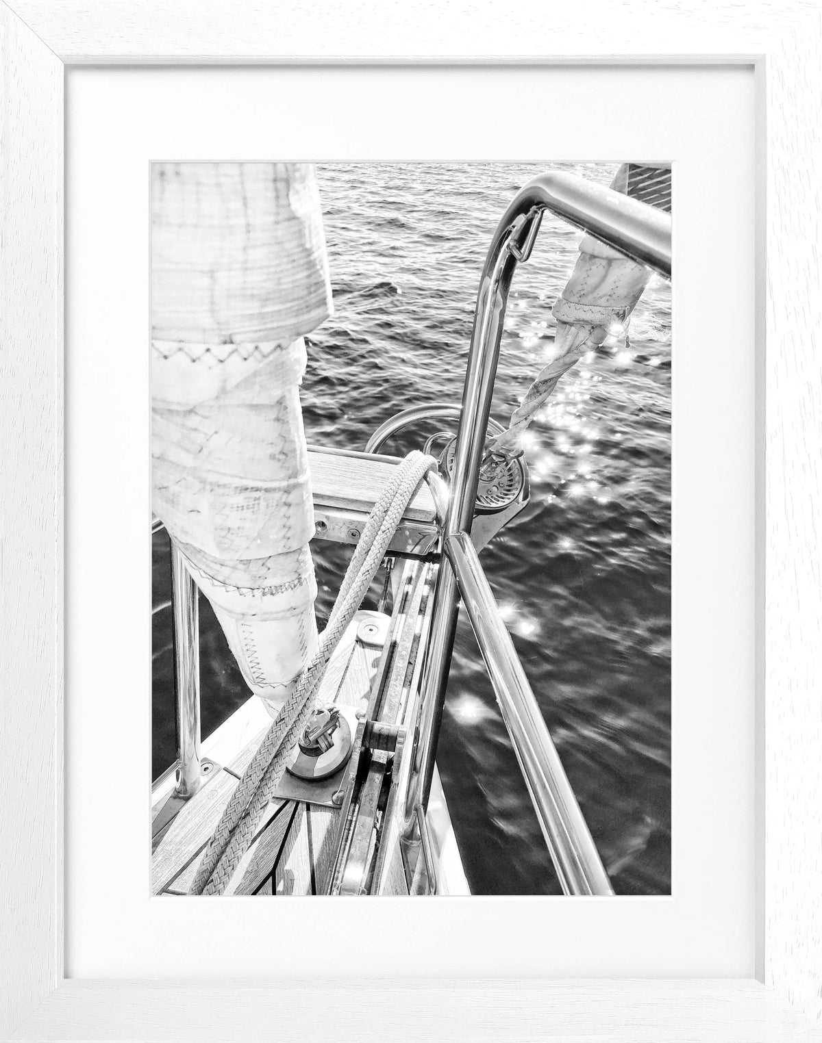 Schwarz-weiß Poster von einem Segelboot SAIL03 von Cosman-Photocollection mit Rahmen, ideal für stilvolle Wanddekorationen.