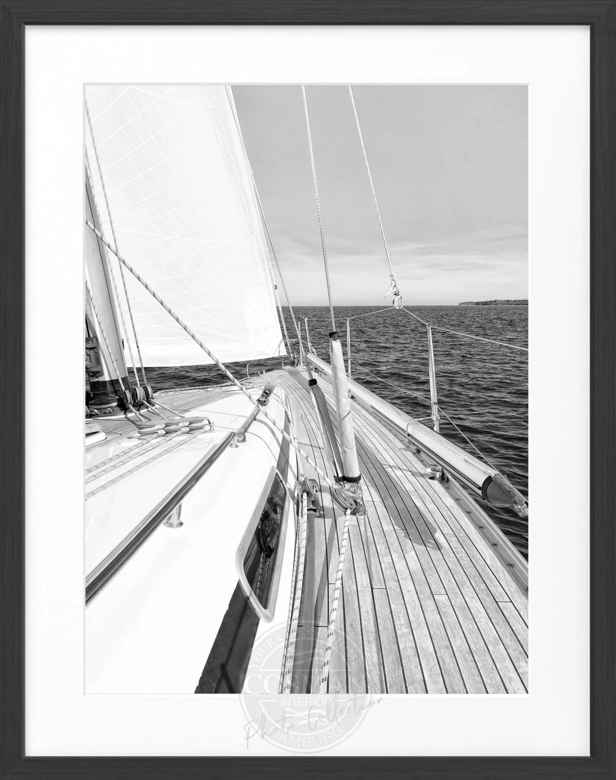 Schwarz-Weiß Segelboot Poster mit Rahmen, stilvolle Wanddekoration für Segel-Fans, von Cosman-Photocollection, 25x31 cm