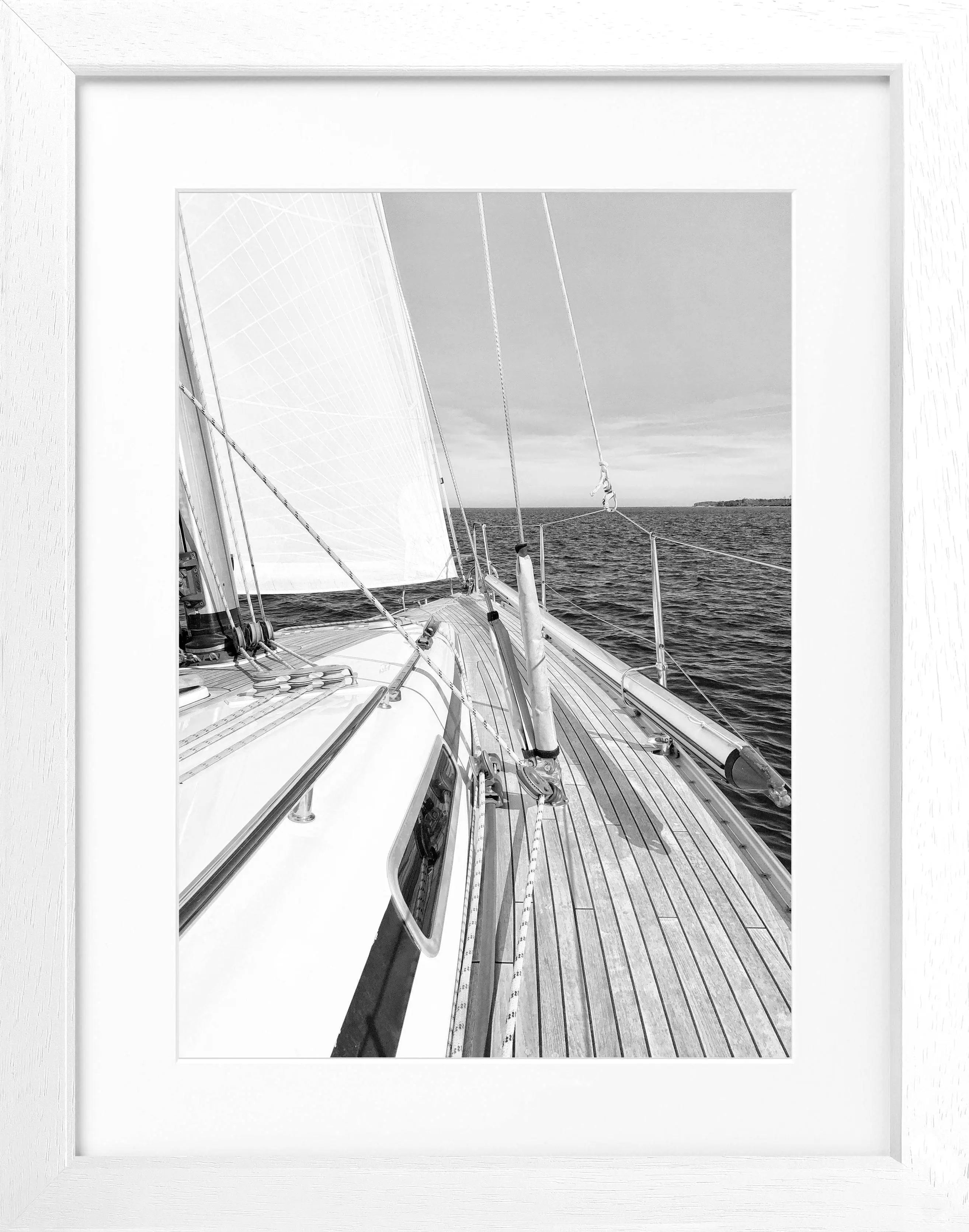 Schwarz-weiß Segelboot Poster mit Rahmen von Cosman-Photocollection, stilvolle Wanddekoration für Segel-Fans, 25x31 cm.