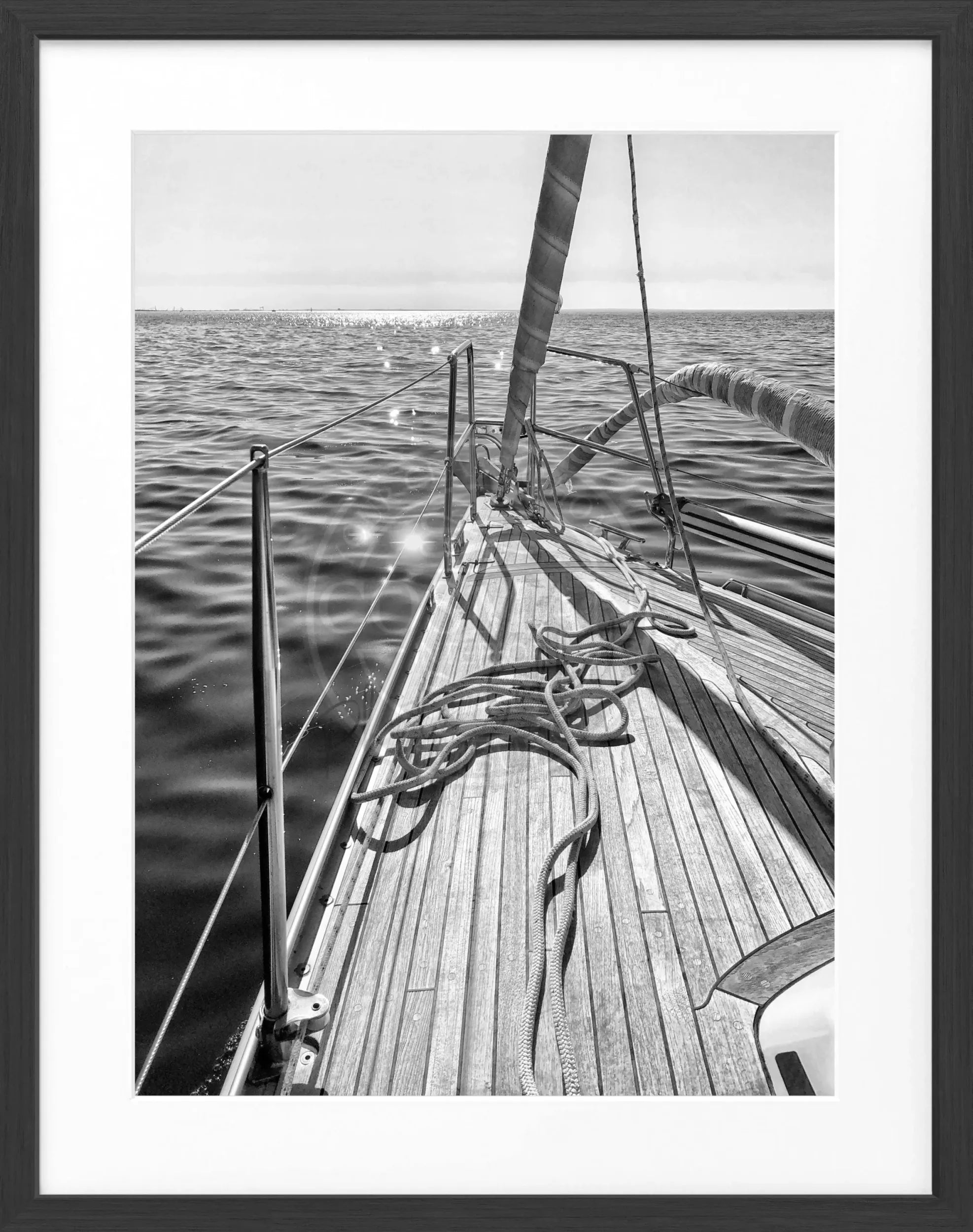 Schwarz-weiß Segelboot Poster mit Rahmen, maritime Wanddekoration von Cosman-Photocollection, stilvoll für Nautik-Liebhaber.