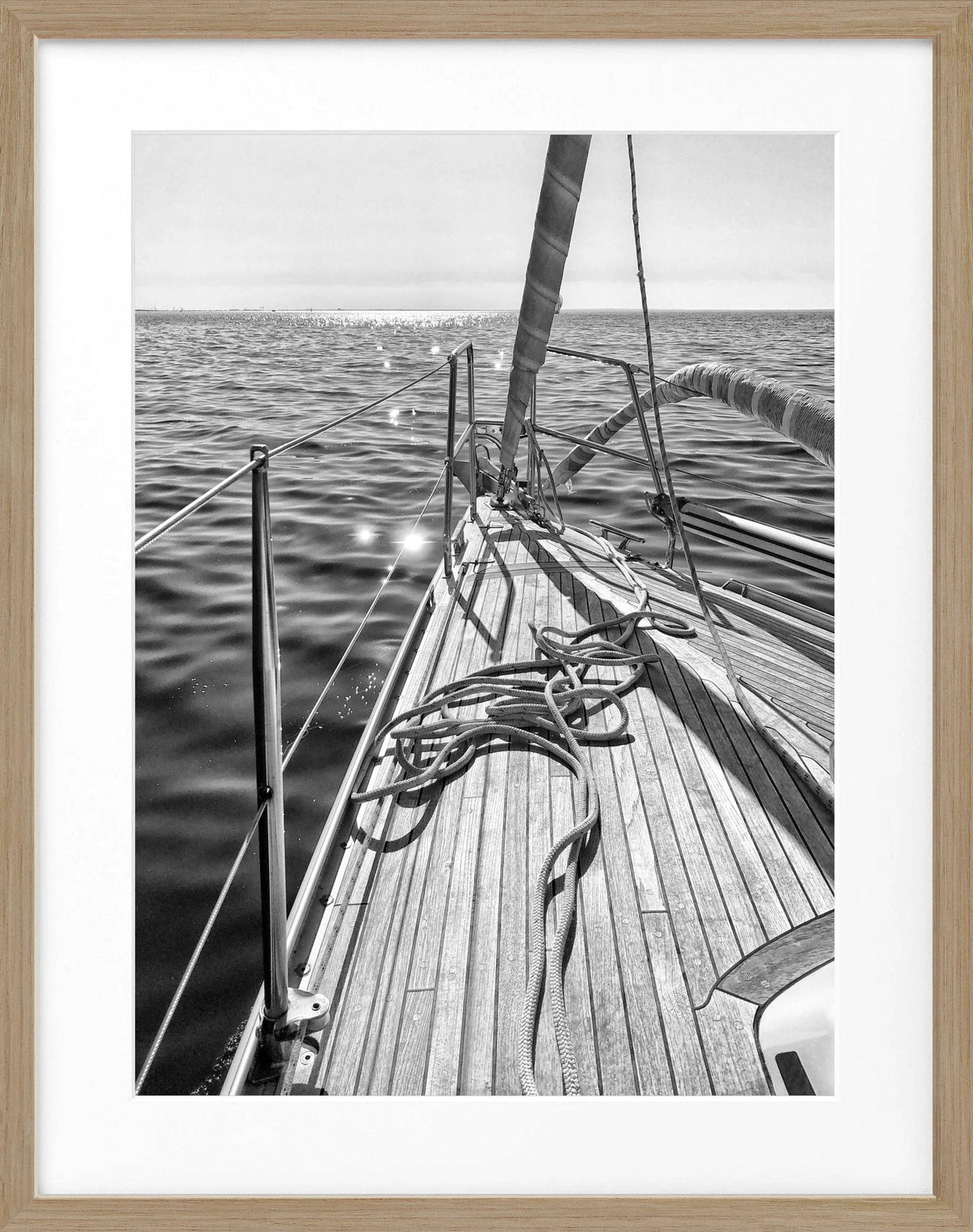 Schwarz-weiß Segelboot Poster mit Rahmen von Cosman-Photocollection, maritime Wanddekoration, stilvoll und dekorativ.