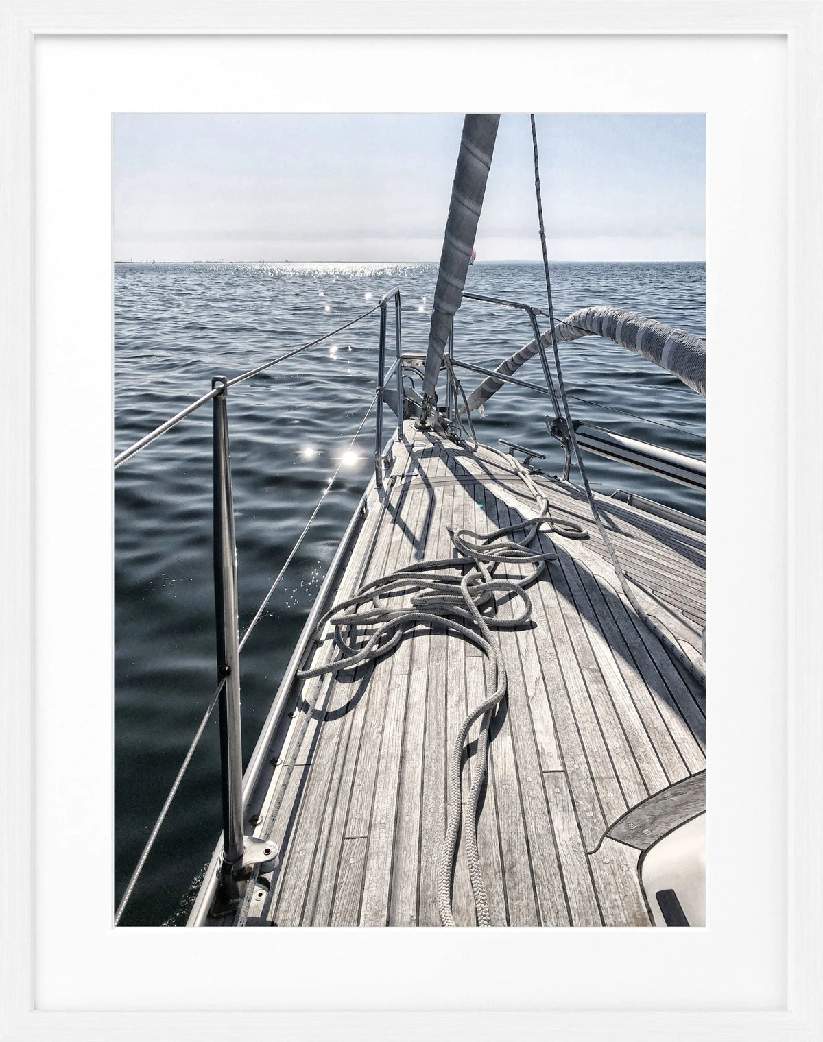 Schwarz-weiß Segelboot Poster von Cosman-Photocollection im Rahmen, maritime Wanddekoration im stilvollen Design.