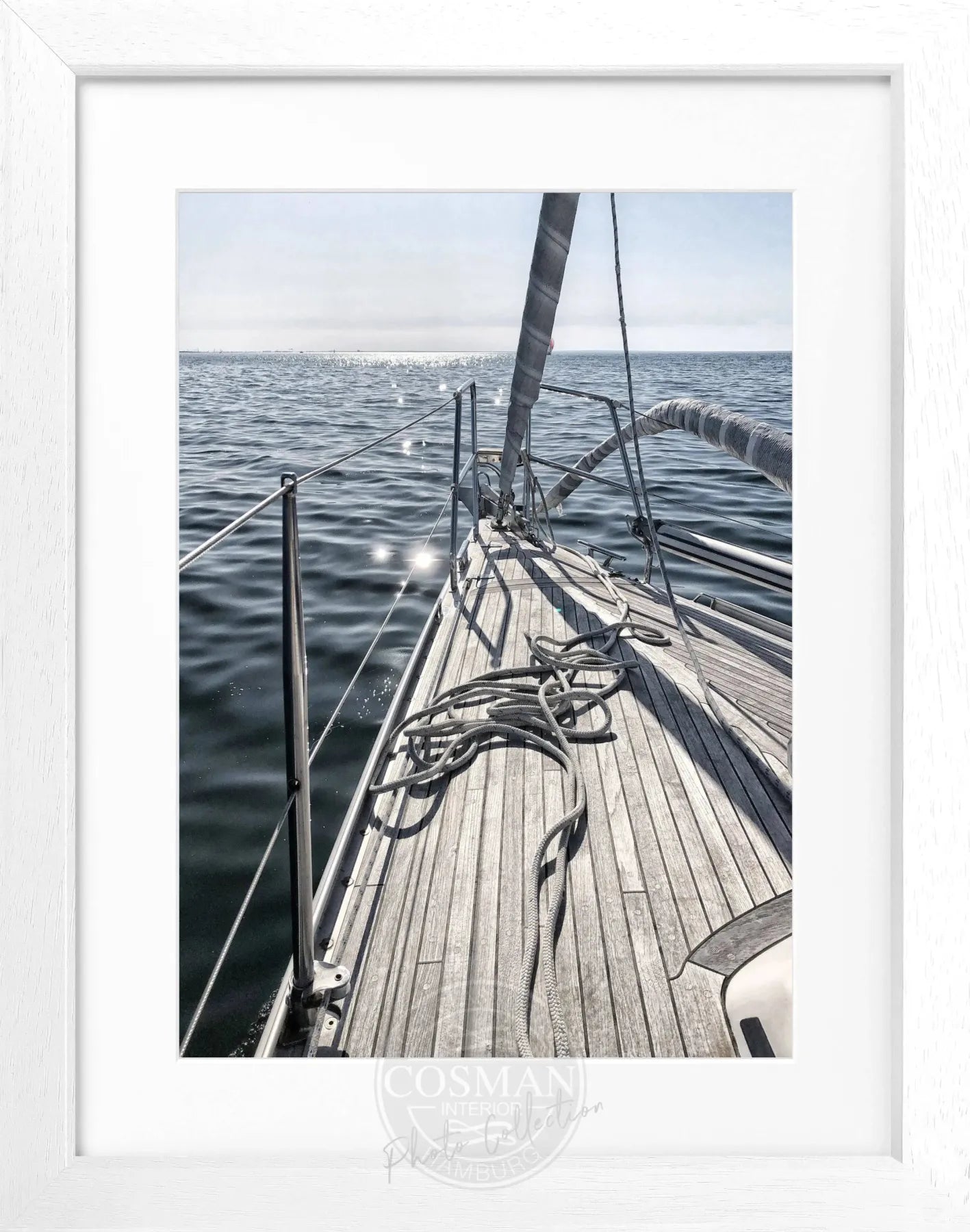 Schwarz-weiß Segelboot Poster mit Rahmen von Cosman-Photocollection, maritime Wanddekoration, 25x31 cm, stilvoll und elegant.