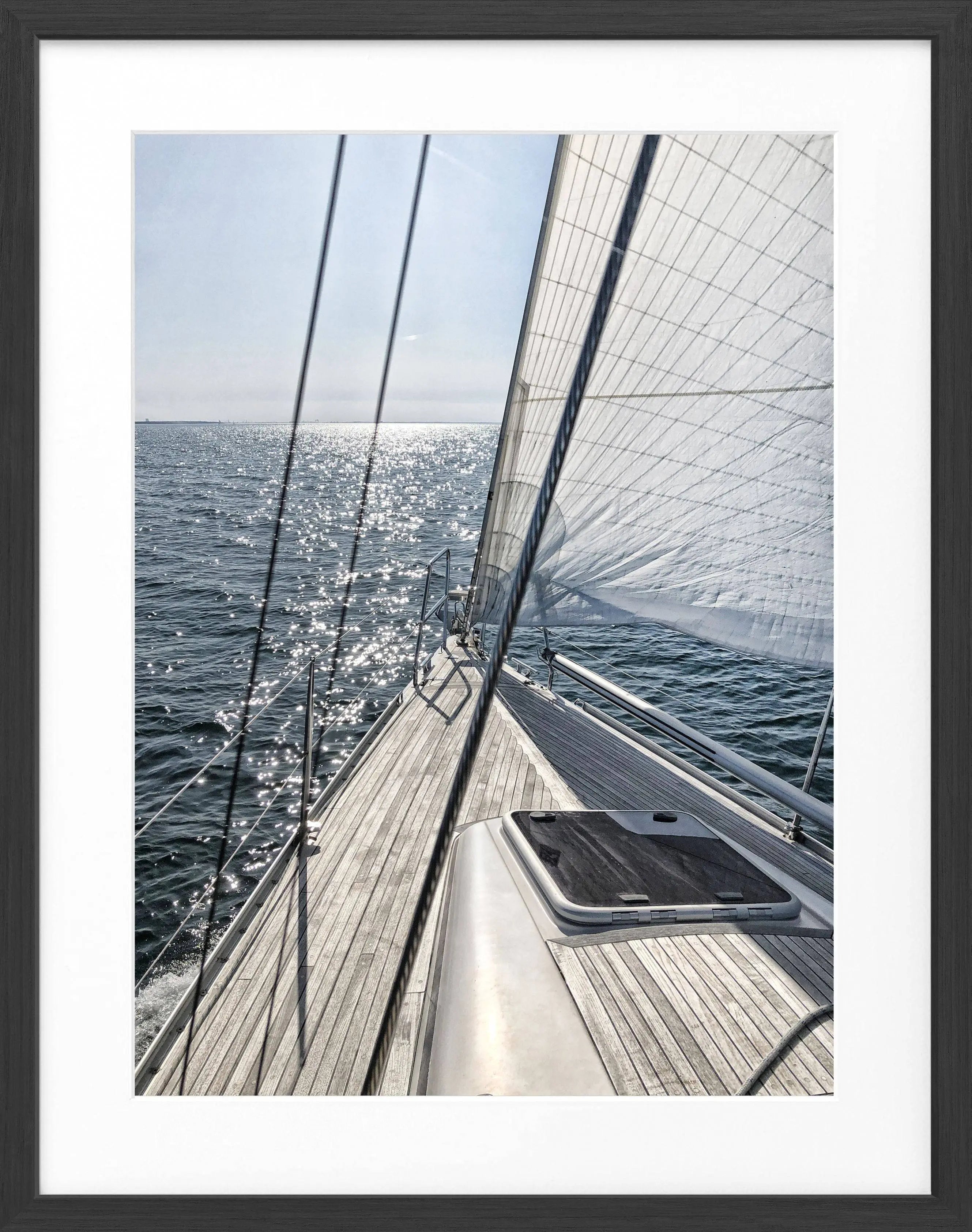 Schwarz-weiß Segelboot Poster mit Rahmen, elegante Wanddekoration, von Cosman-Photocollection, Maße 25x31cm, modernes Seemotiv