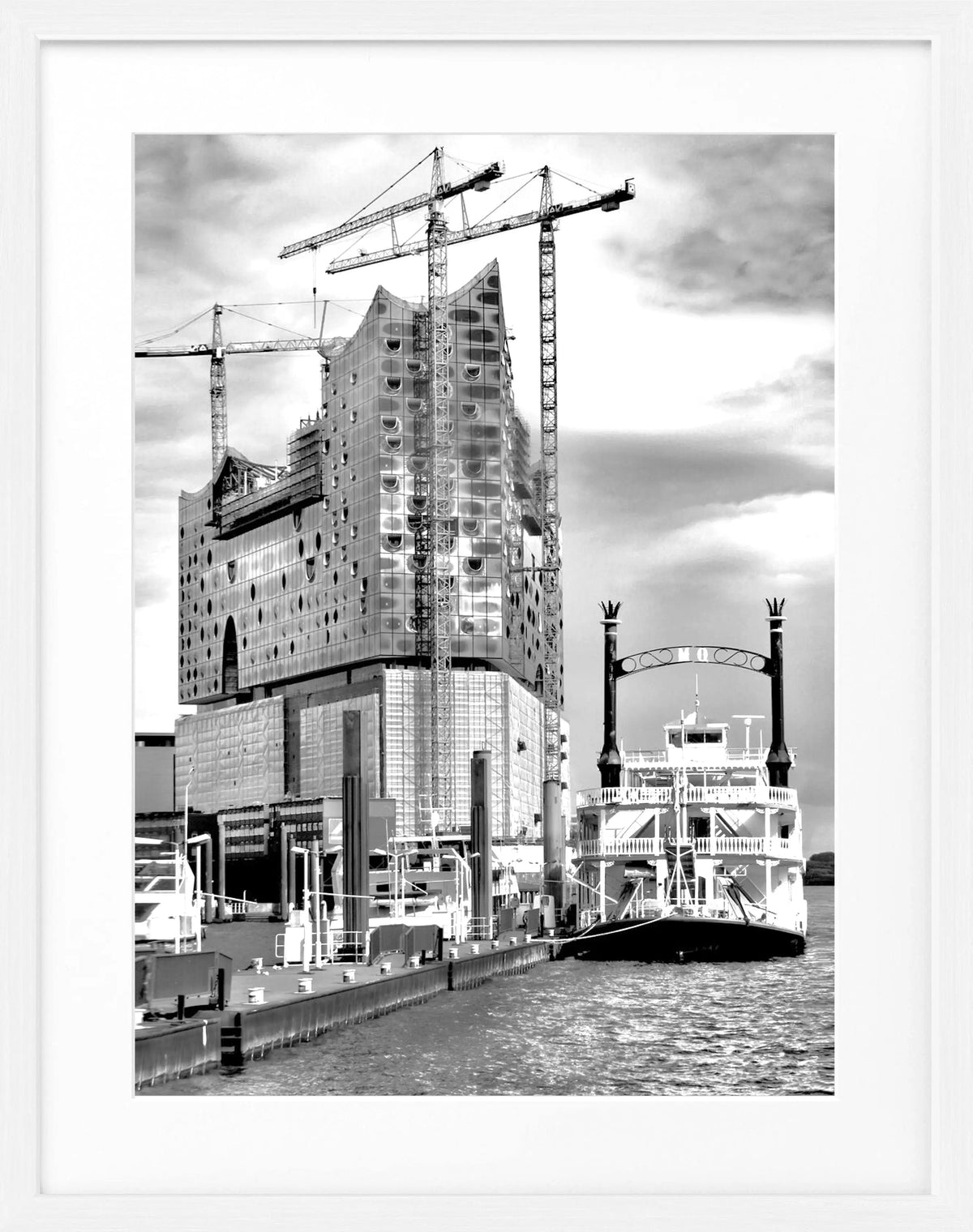 Schwarzweiß-Poster des Hamburger Hafens mit Elphi, in schwarzem Rahmen, von Cosman-Photocollection, Maße 25x31 cm