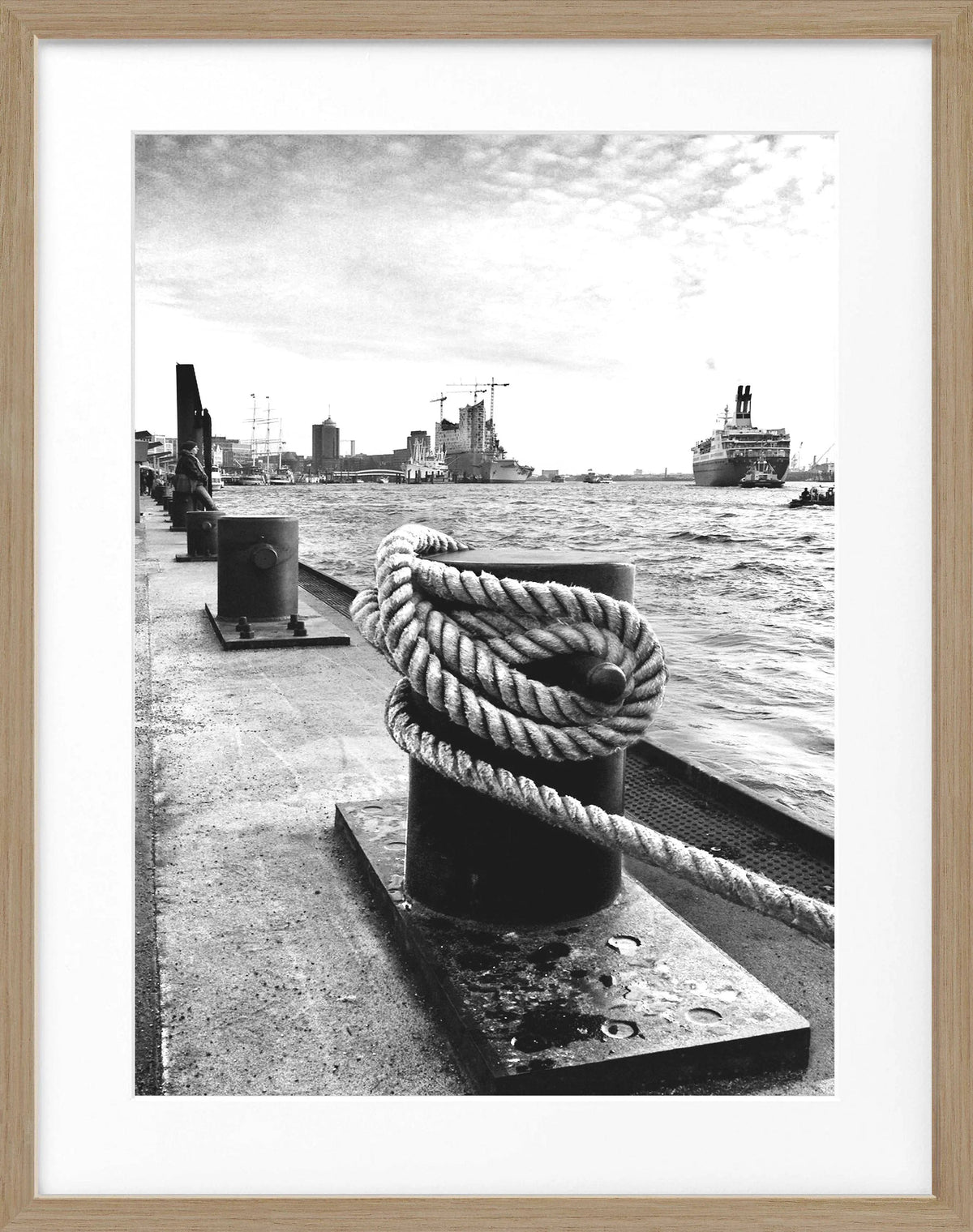 Poster Hamburg Hafen Poller mit Rahmen, Schwarz, 25x31 cm, von Cosman-Photocollection, maritime Hafenansicht, stilvoller Wanddekoration