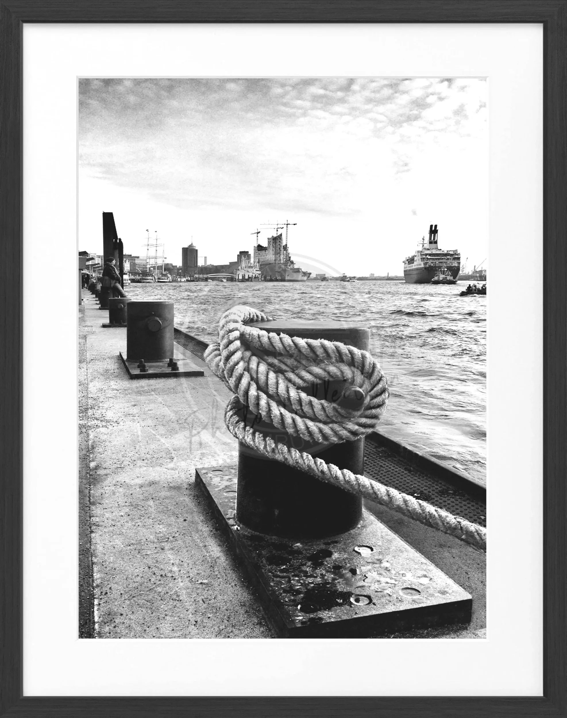Hafen Poller Poster von Cosman-Photocollection mit Rahmen, Hamburg Hafen, Schwarz, 25x31 cm, dekoratives Wandbild