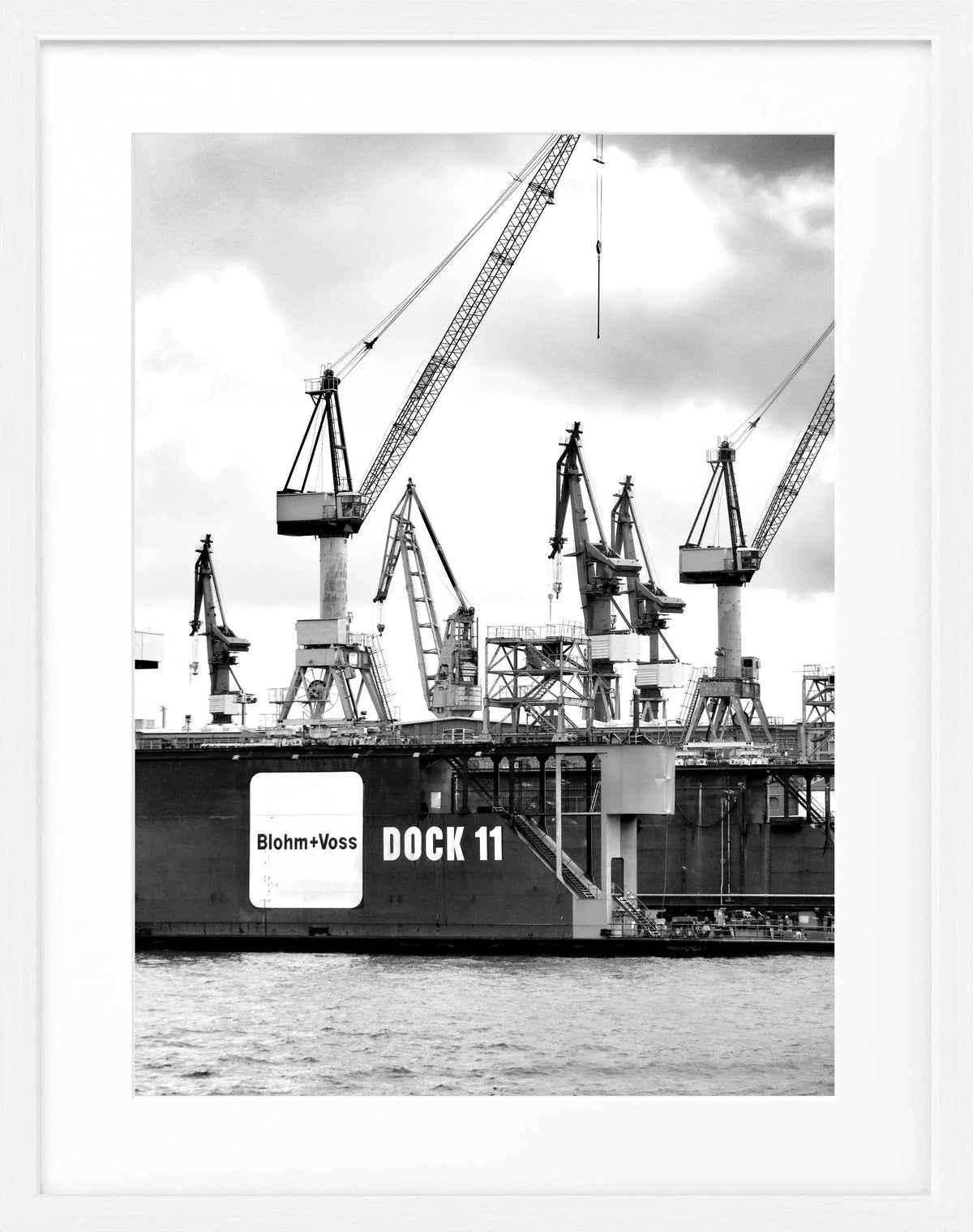 Schwarzweiß-Poster vom Hamburger Hafen mit Rahmen, Teil der Cosman-Photocollection, Maße 25x31cm, Dock 11 HH04