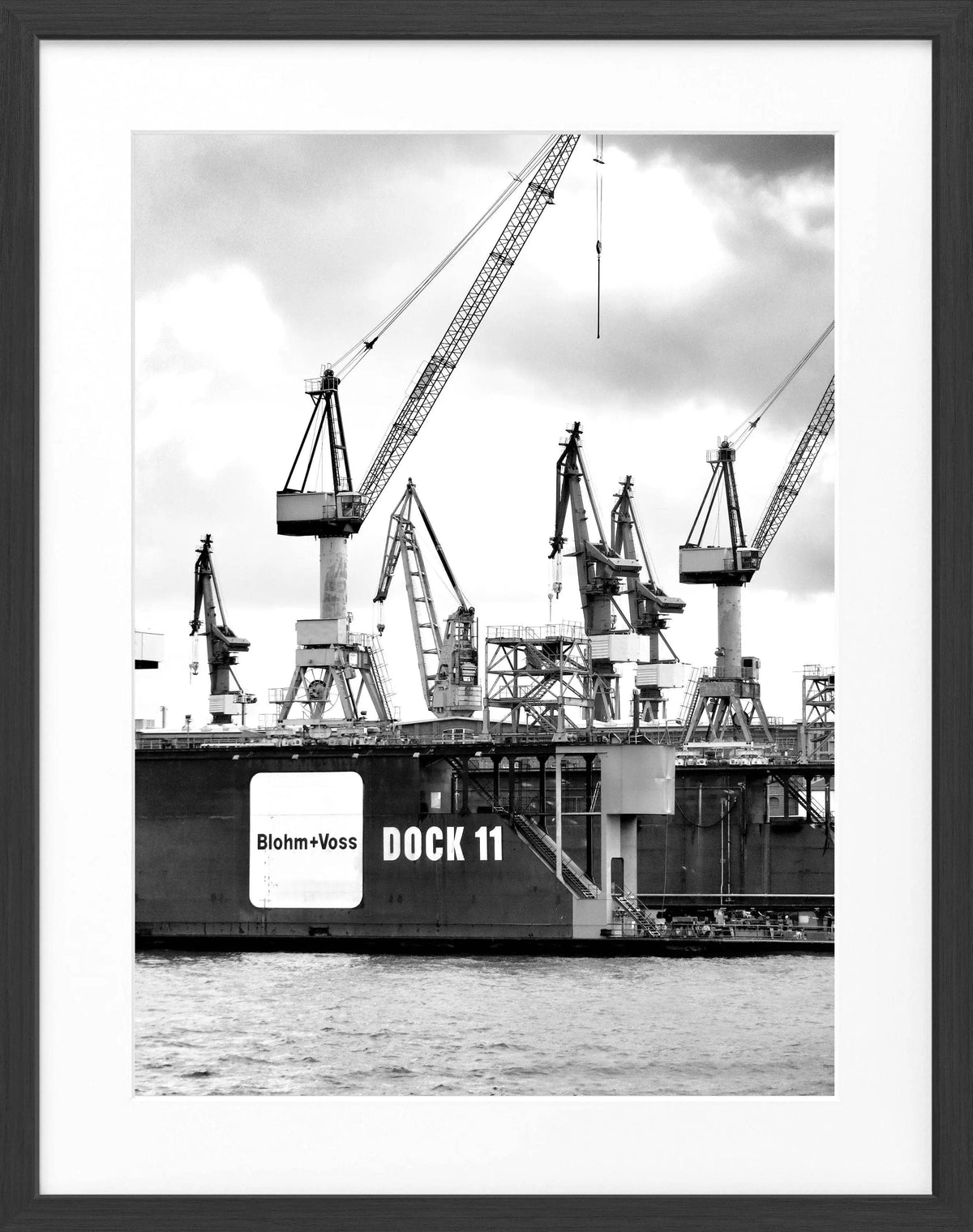 Schwarzweiß-Poster mit Rahmen von Cosman-Photocollection, Hamburg Hafen Dock 11, 25x31 cm, maritimes Stadtbild.