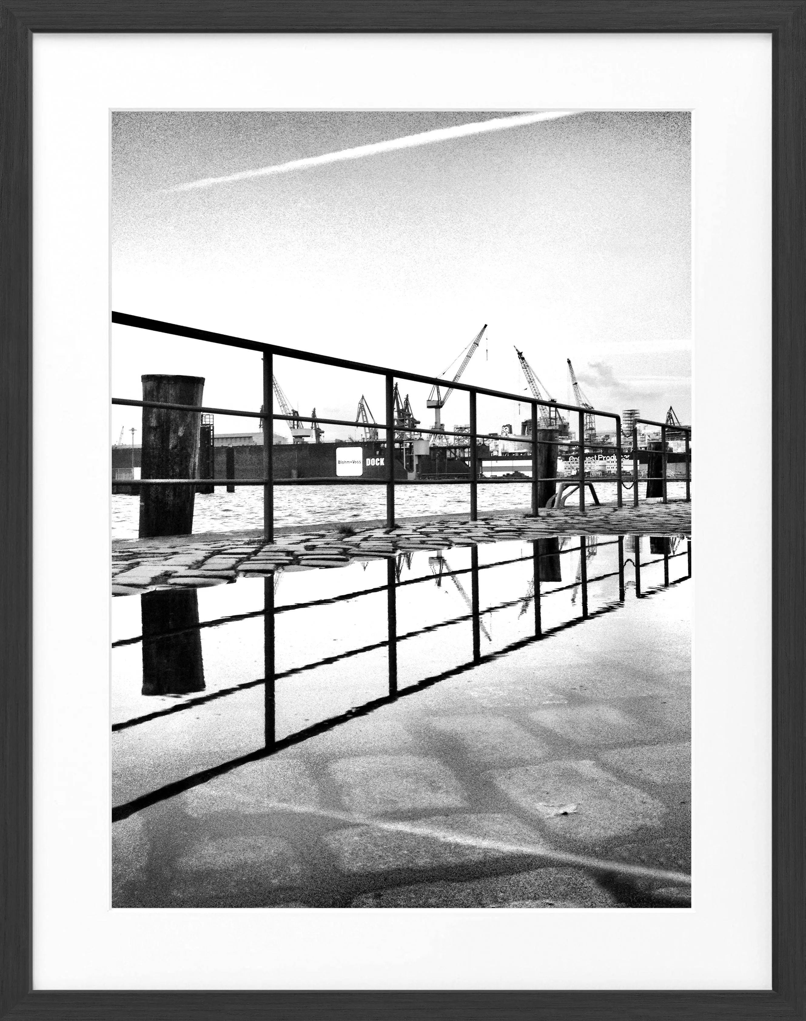 Schwarz-weiß Poster mit Rahmen, Hamburg Hafen Zaun Motiv, von Cosman-Photocollection, 25x31 cm, Wanddekoration