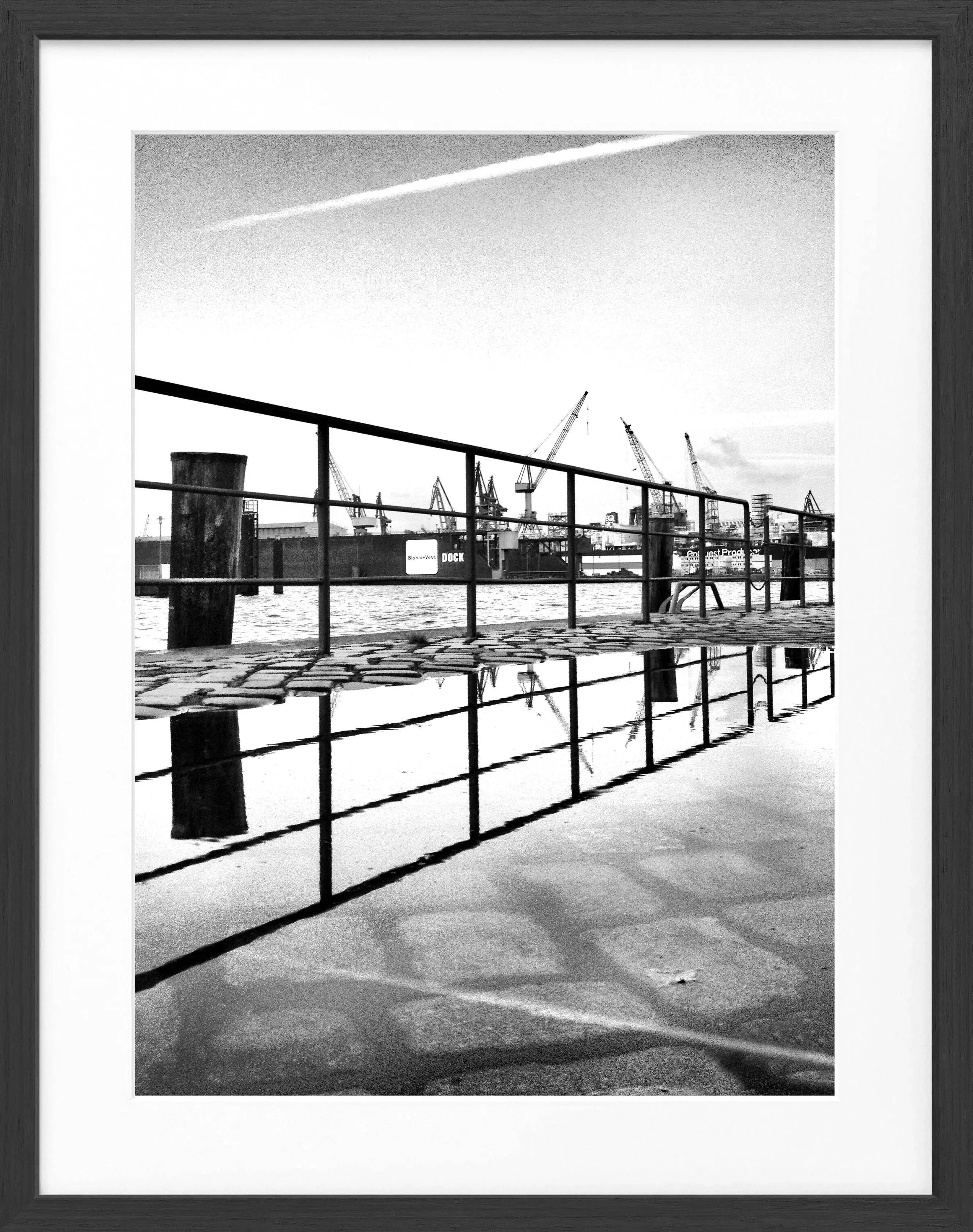 Schwarz-weiß Poster mit Rahmen, Hamburg Hafen Zaun Motiv, von Cosman-Photocollection, 25x31 cm, Wanddekoration