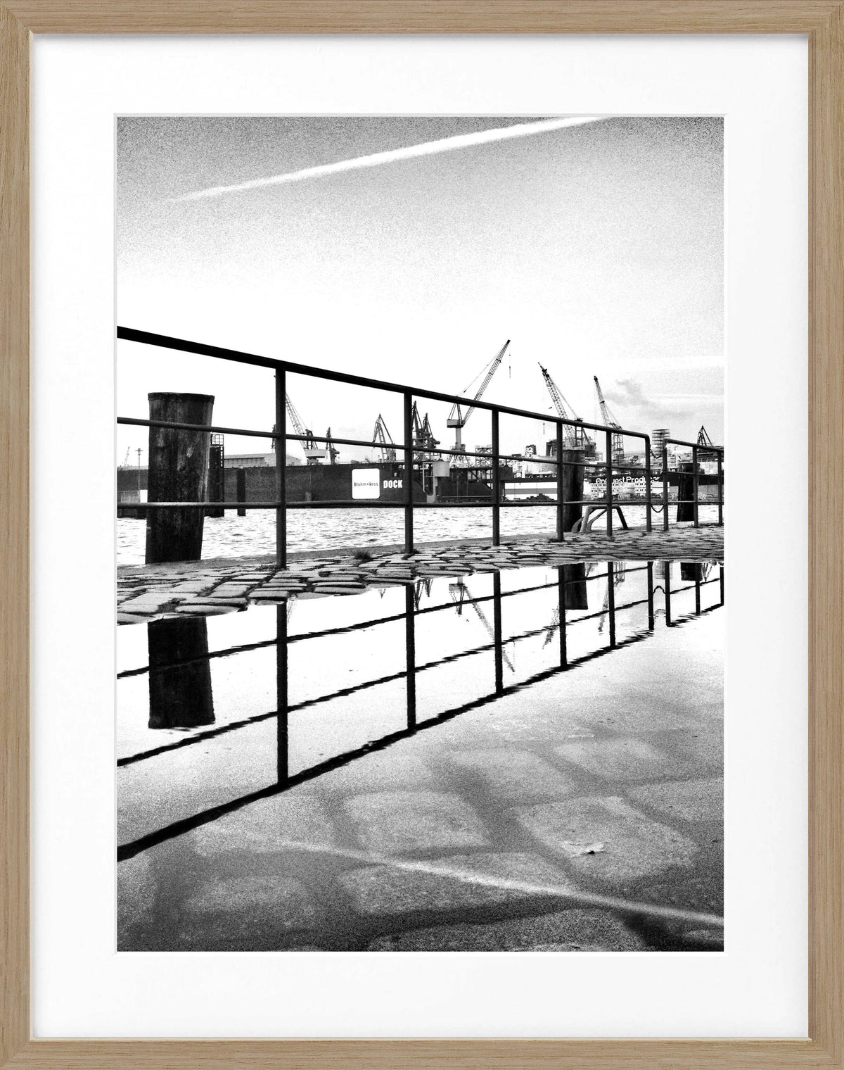 Schwarzweiß-Poster des Hamburger Hafens mit Zaunrahmen von Cosman-Photocollection, 25x31cm, Wanddekoration