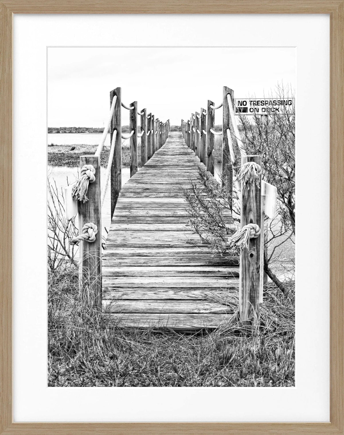 Schwarzes Poster mit Rahmen zeigt einen Steg in den Hamptons auf Long Island, von Cosman-Photocollection, 25x31 cm