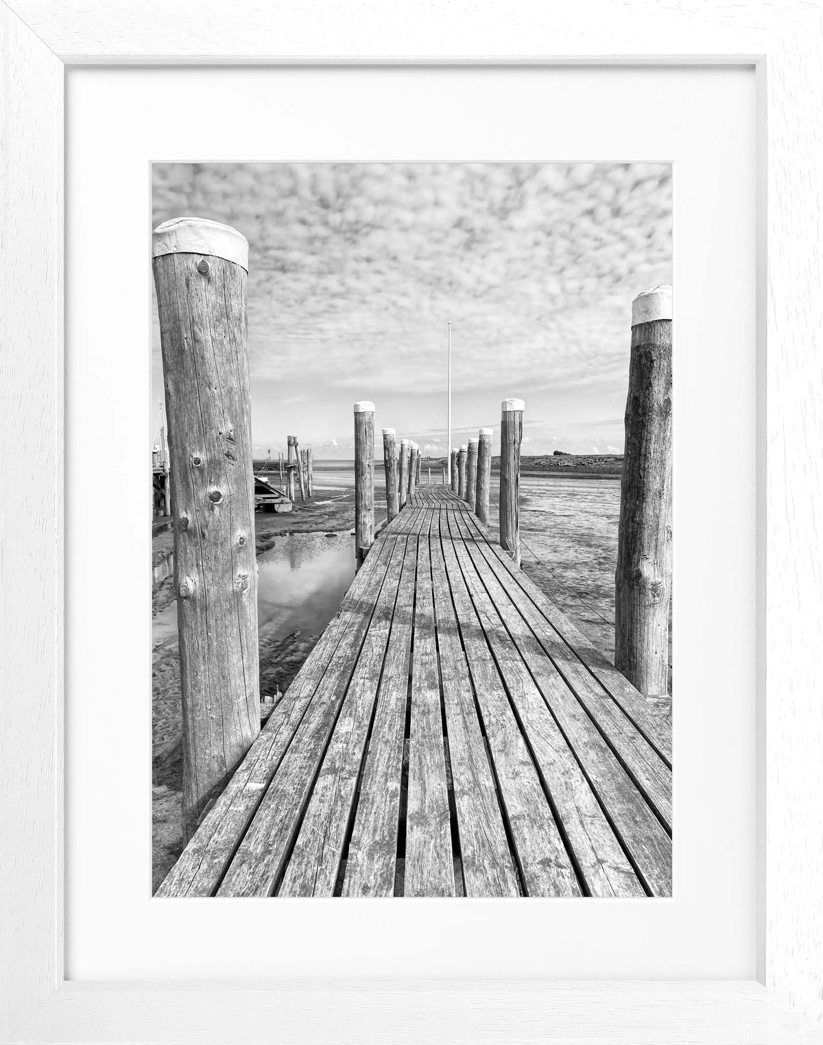 Schwarz-weißer Poster mit Rahmen von Cosman-Photocollection, Rantum Hafen auf Sylt, Maße 25x31 cm, maritime Küstenansicht
