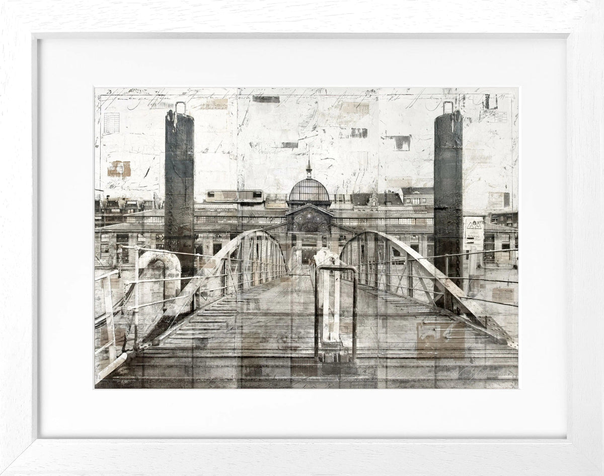 Schwarz-weiß Poster der Fischauktionshalle Hamburg im Rahmen von Cosman-Photocollection, Maße 31x25 cm