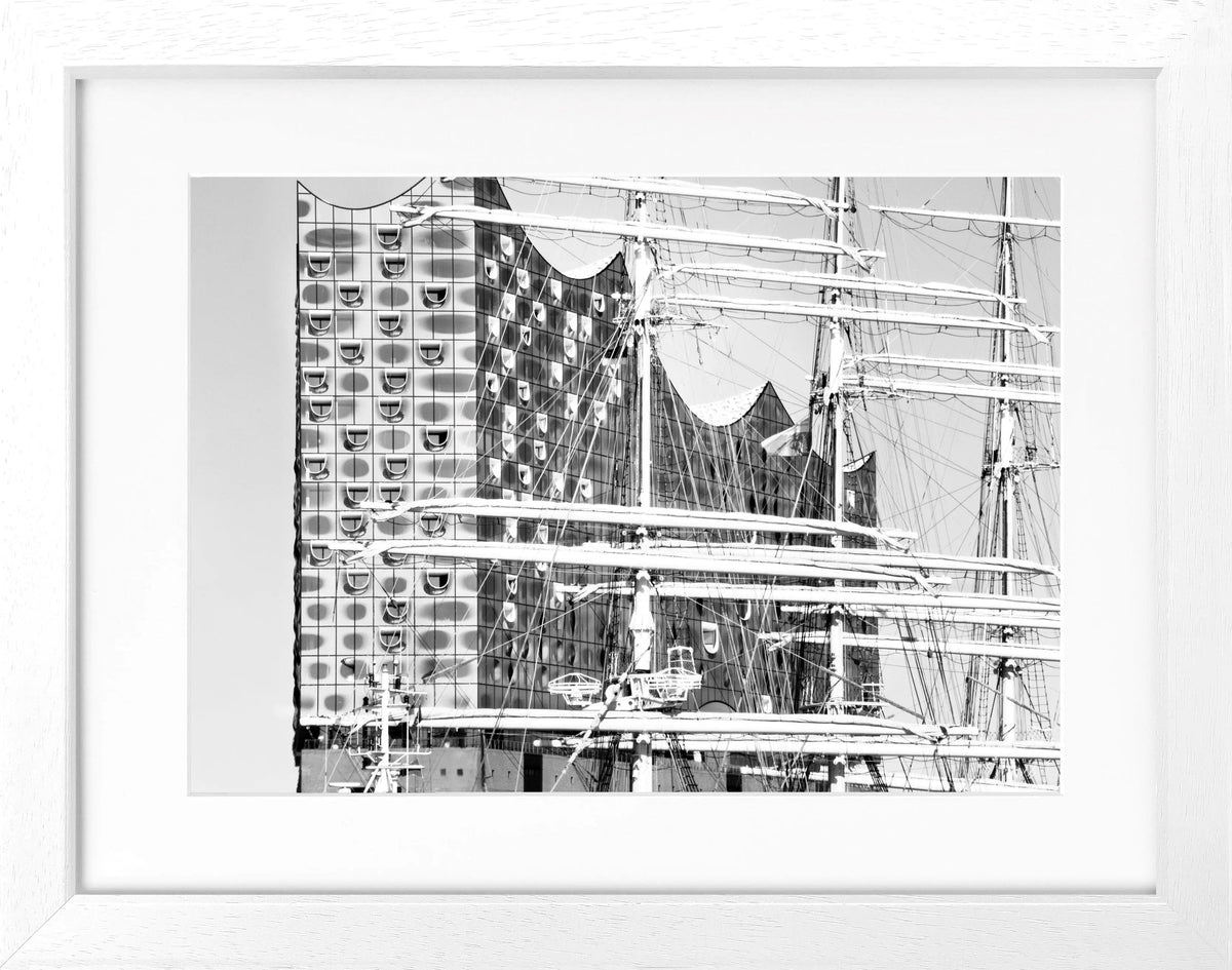 Schwarz-weiß Poster der Elbphilharmonie Hamburg im Rahmen von Cosman-Photocollection, Maße 31x25 cm.