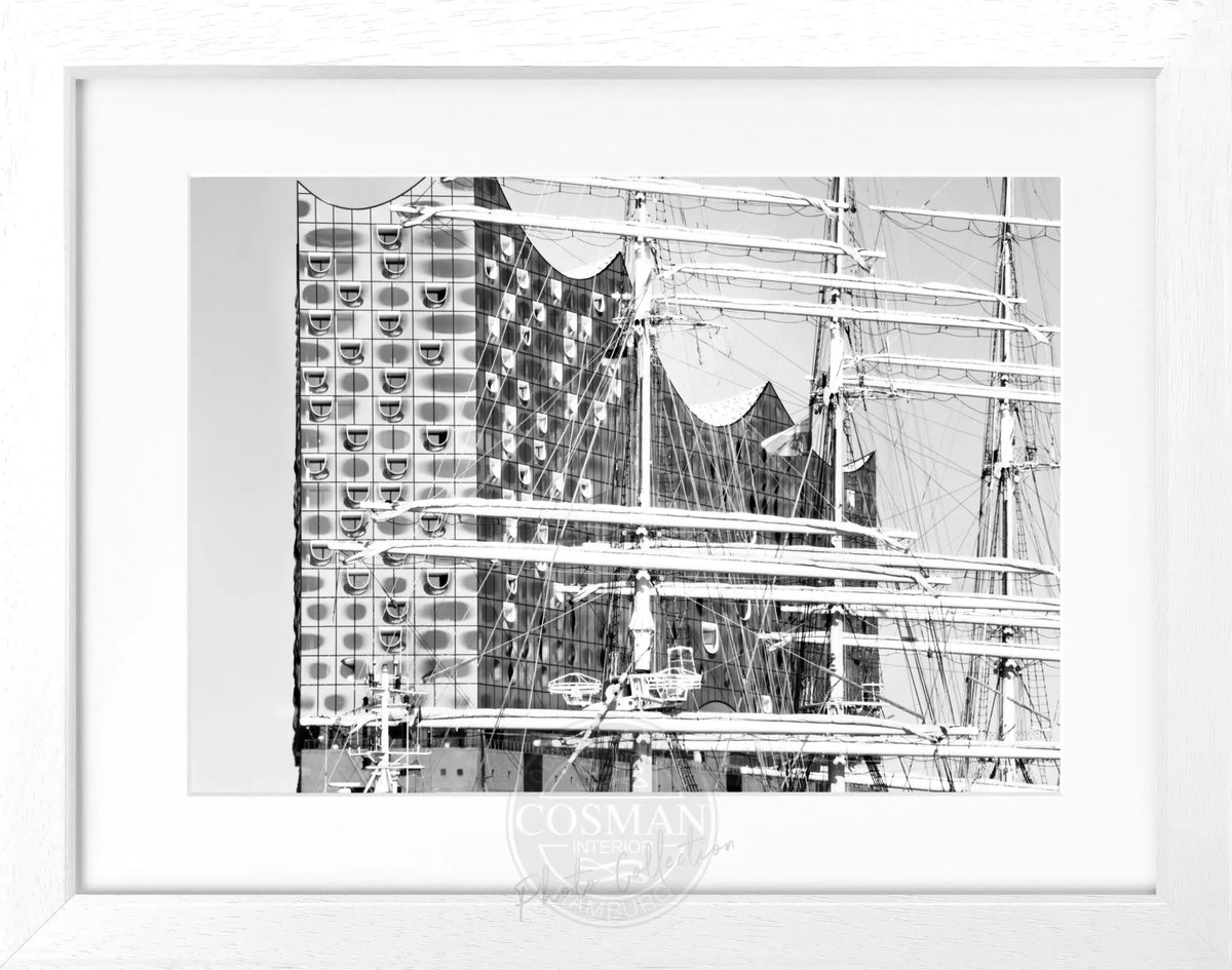Schwarz-weiß Poster der Elbphilharmonie Hamburg im Rahmen von Cosman-Photocollection, Maße 31x25 cm.