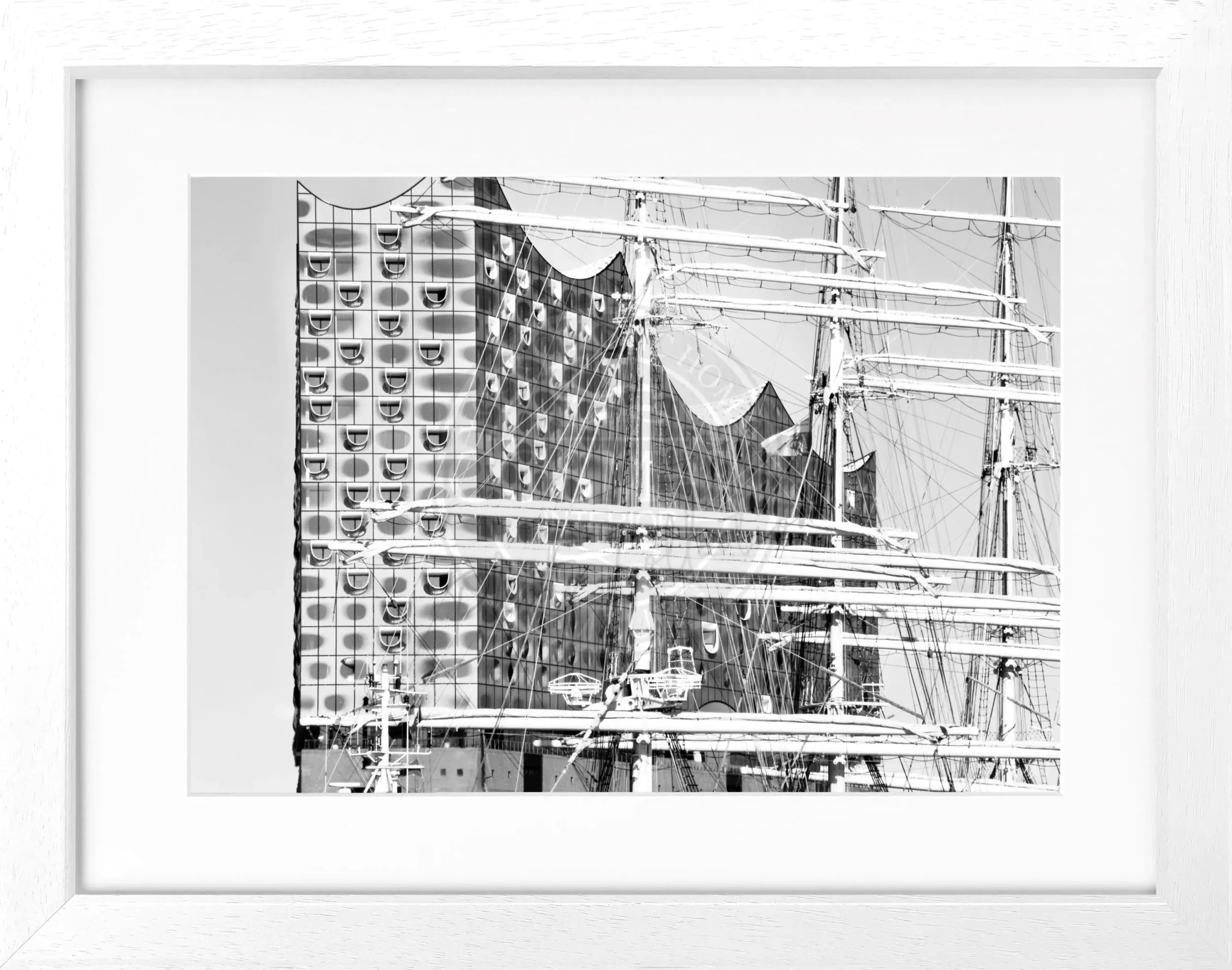 Schwarz-weiß Poster der Elbphilharmonie Hamburg im Rahmen von Cosman-Photocollection, Maße 31x25 cm.