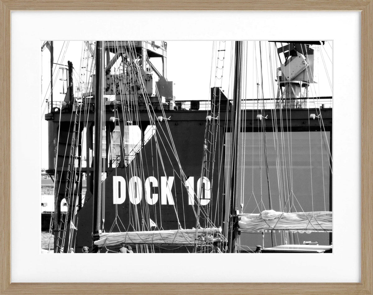Schwarzweiß-Poster mit Rahmen von Hamburg Hafen Dock 10, Cosman-Photocollection, 31x25 cm, maritime Stadtansicht