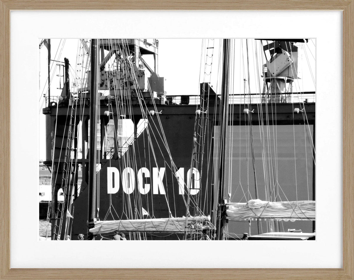 Schwarzweiß-Poster mit Rahmen von Hamburg Hafen Dock 10, Cosman-Photocollection, 31x25 cm, maritime Stadtansicht