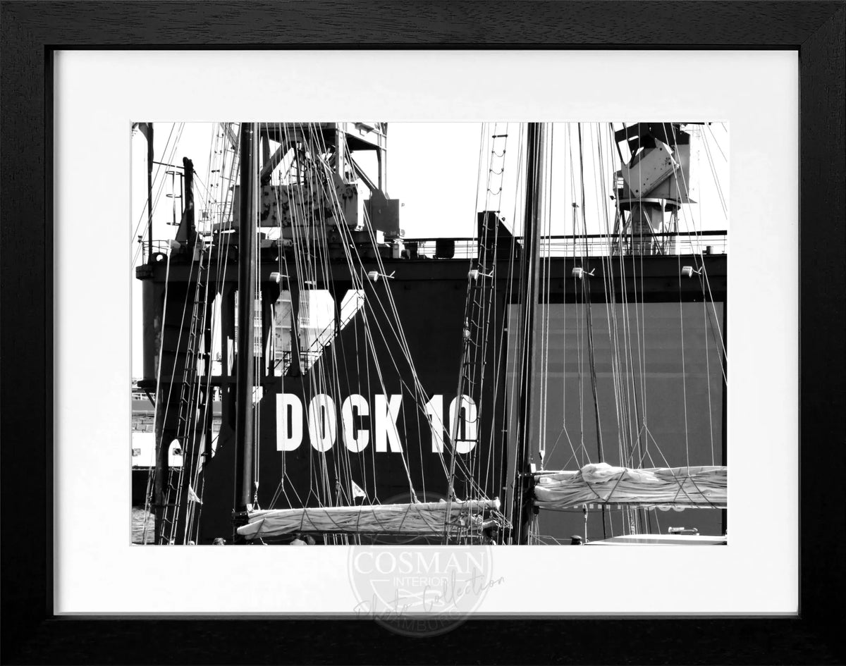 Schwarz-weiß Poster mit Rahmen, Hamburg Hafen Dock 10, Cosman-Photocollection, 31x25 cm, maritime Stadtansicht