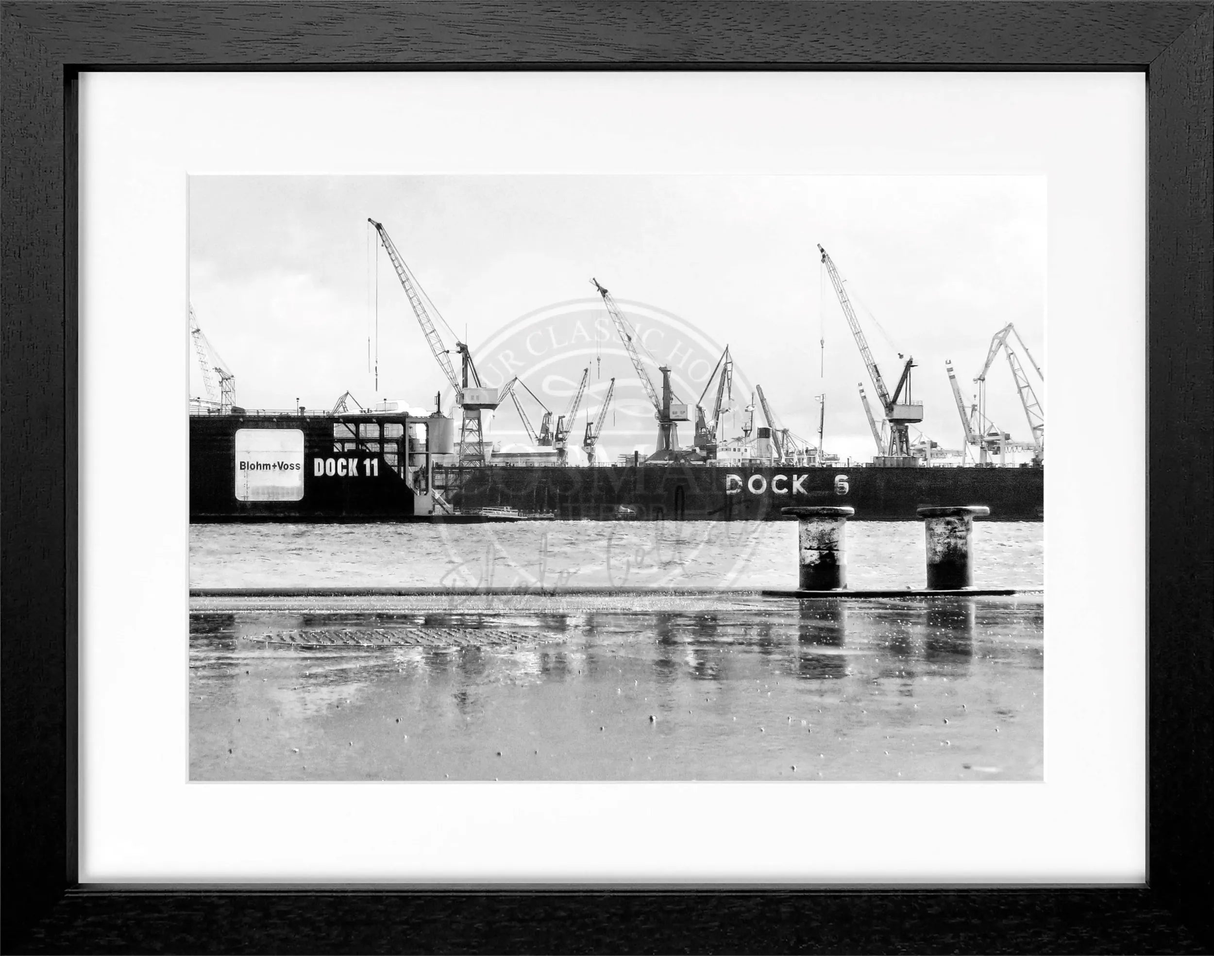 Schwarz-weiß Poster mit Rahmen, Hamburg Hafen Dock, von Cosman-Photocollection, zeigt den Hafen und Schiffe in maritimer Atmosphäre