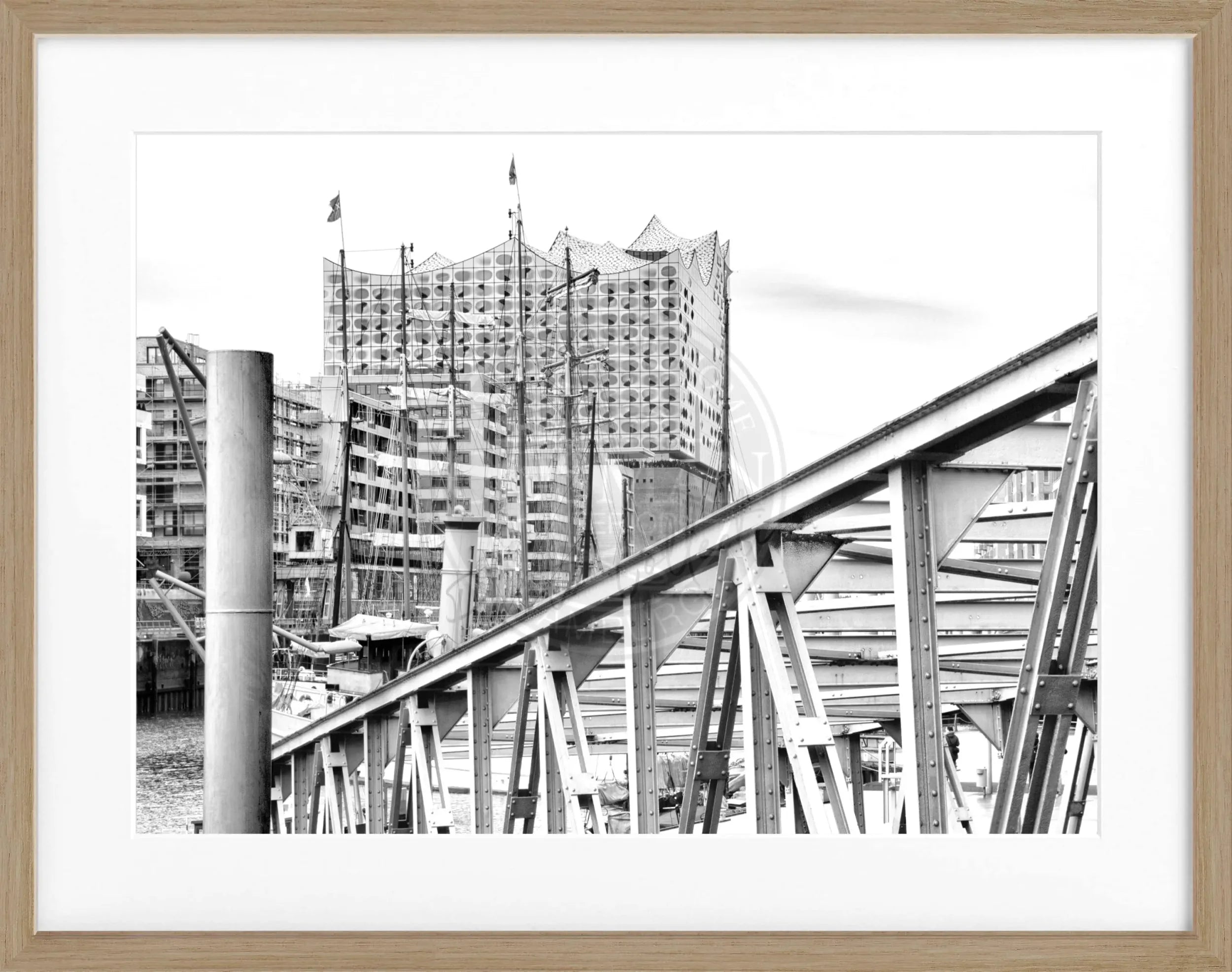Schwarz-weißes Hamburg Hafen Poster mit Rahmen, zeigt die Elphi in der Cosman-Photocollection, Maße 31x25 cm.