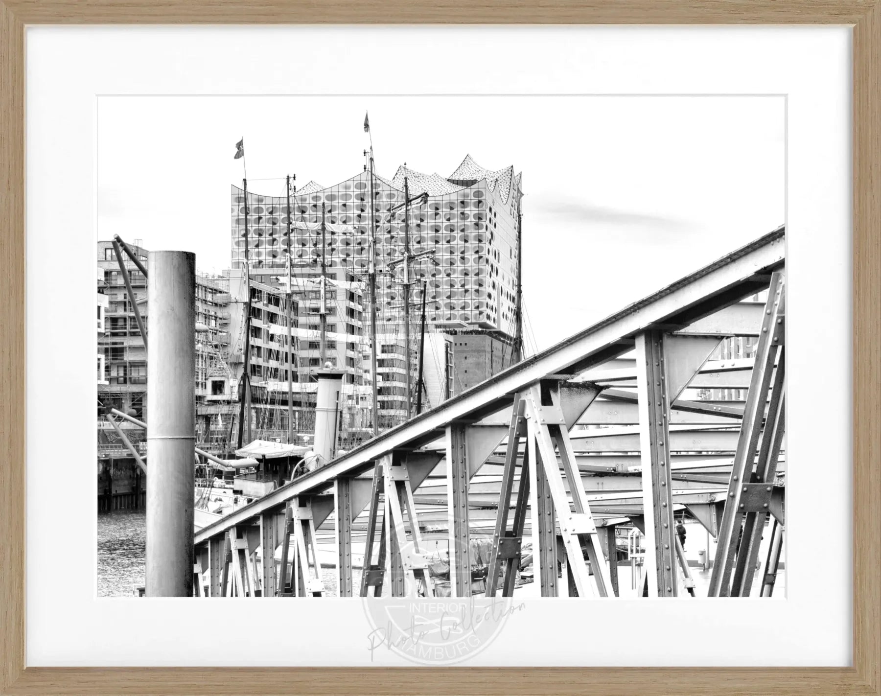 Schwarz-weißes Hamburg Hafen Poster mit Rahmen, zeigt die Elphi in der Cosman-Photocollection, Maße 31x25 cm.